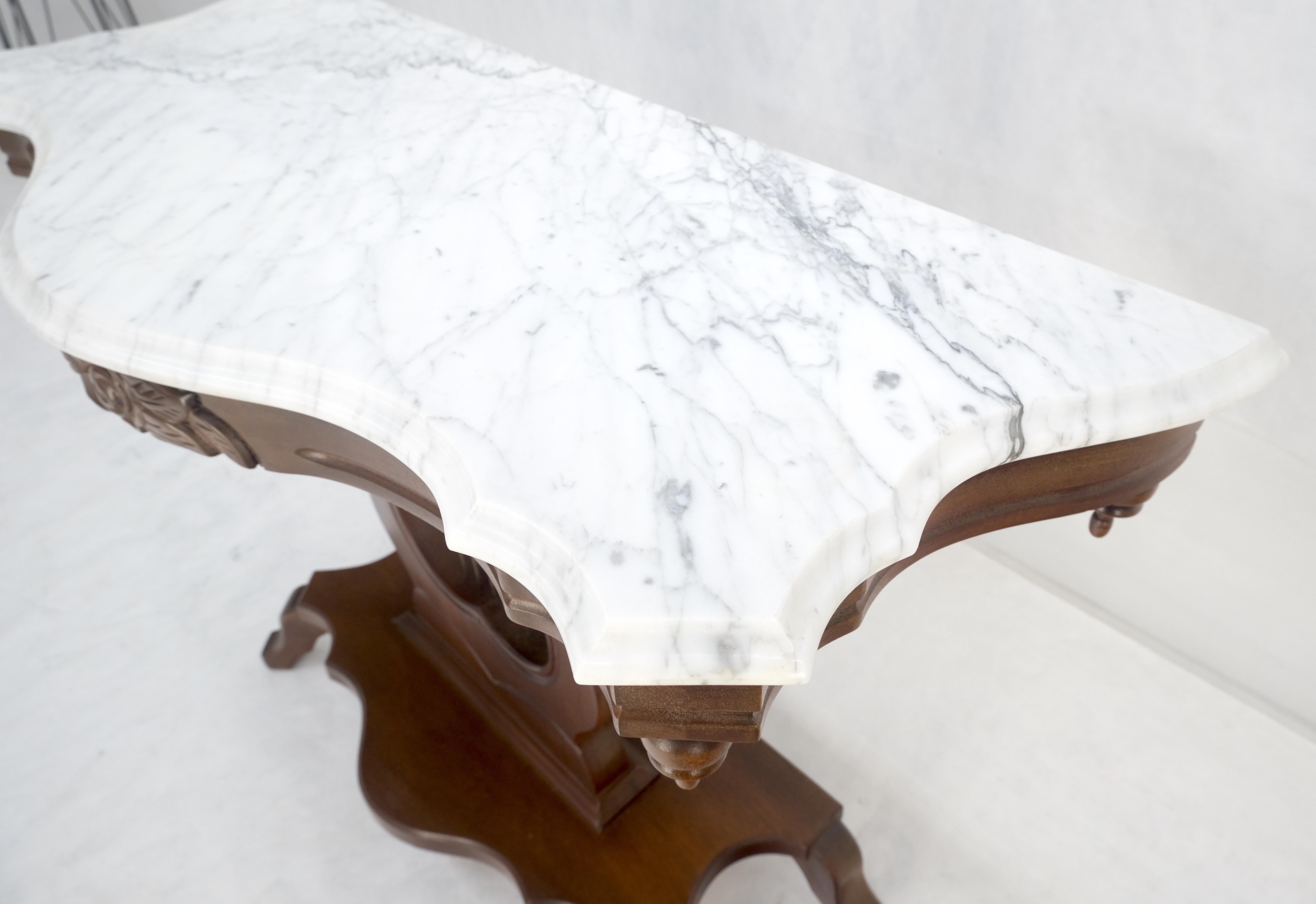 Tavolo da console con base a lira in noce intagliato in stile vittoriano con piano in marmo MINT! in vendita 2
