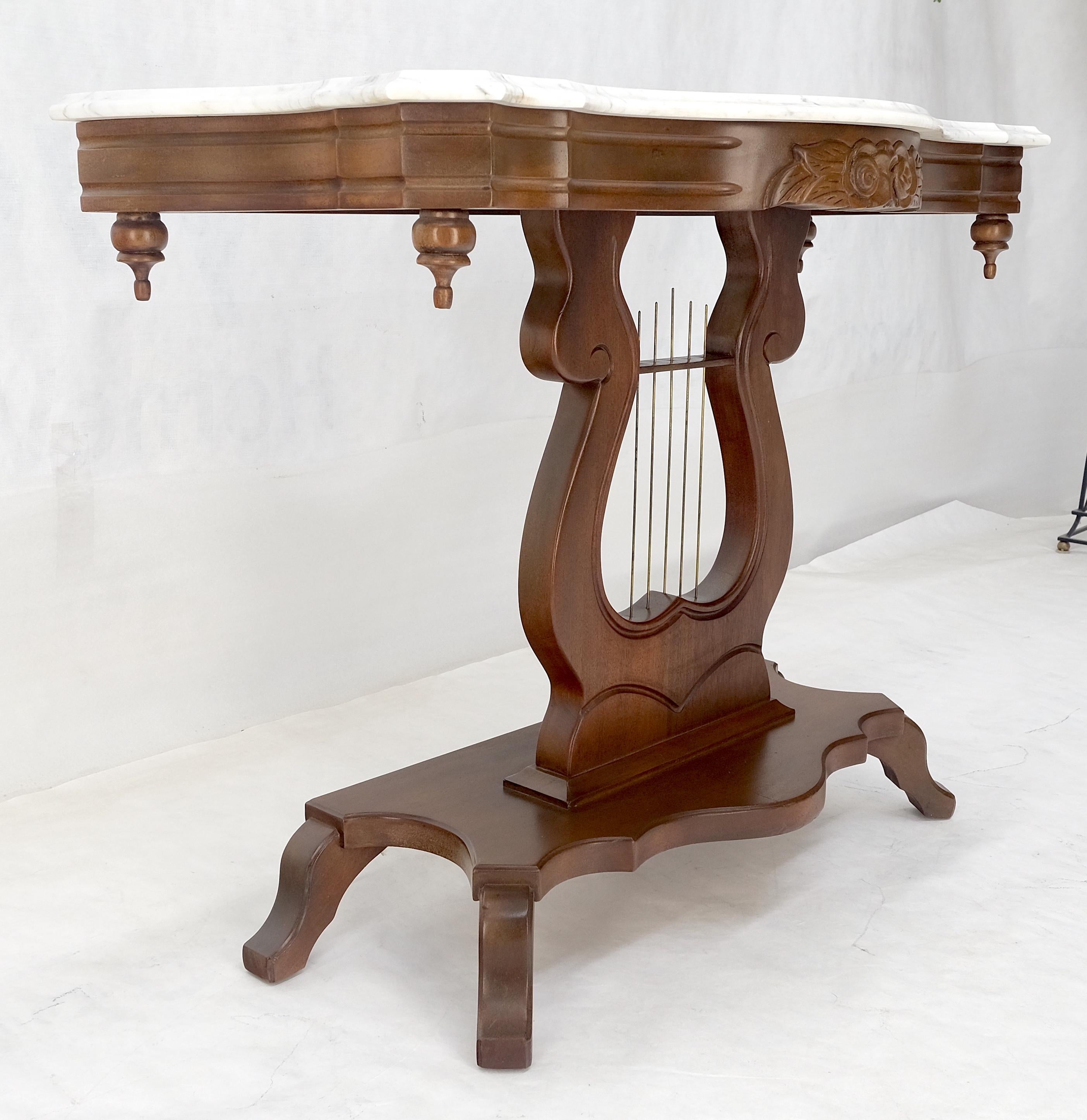 Tavolo da console con base a lira in noce intagliato in stile vittoriano con piano in marmo MINT! in vendita 3