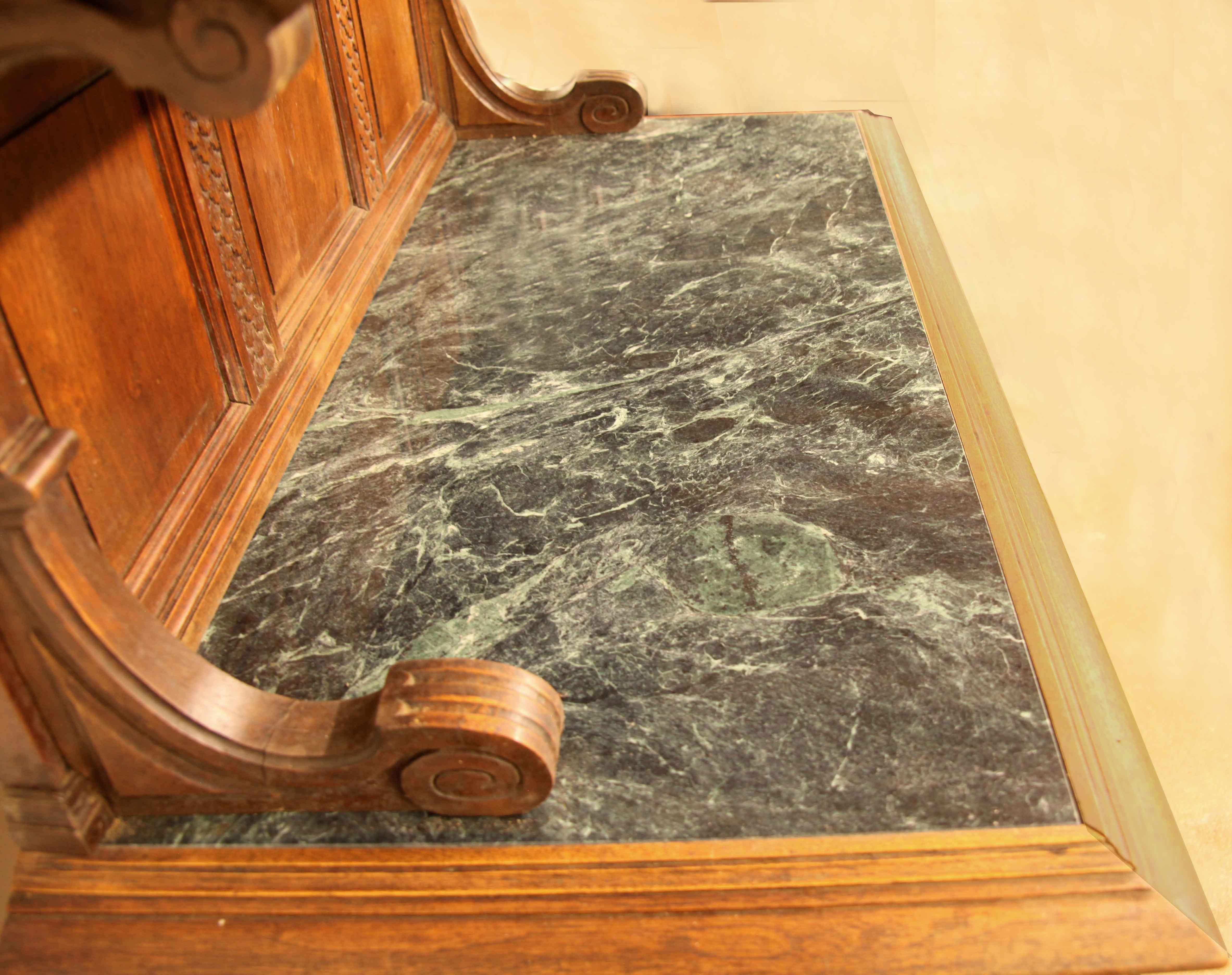 Sideboard mit geschnitzter Marmorplatte aus Nussbaum (Spätes 19. Jahrhundert) im Angebot