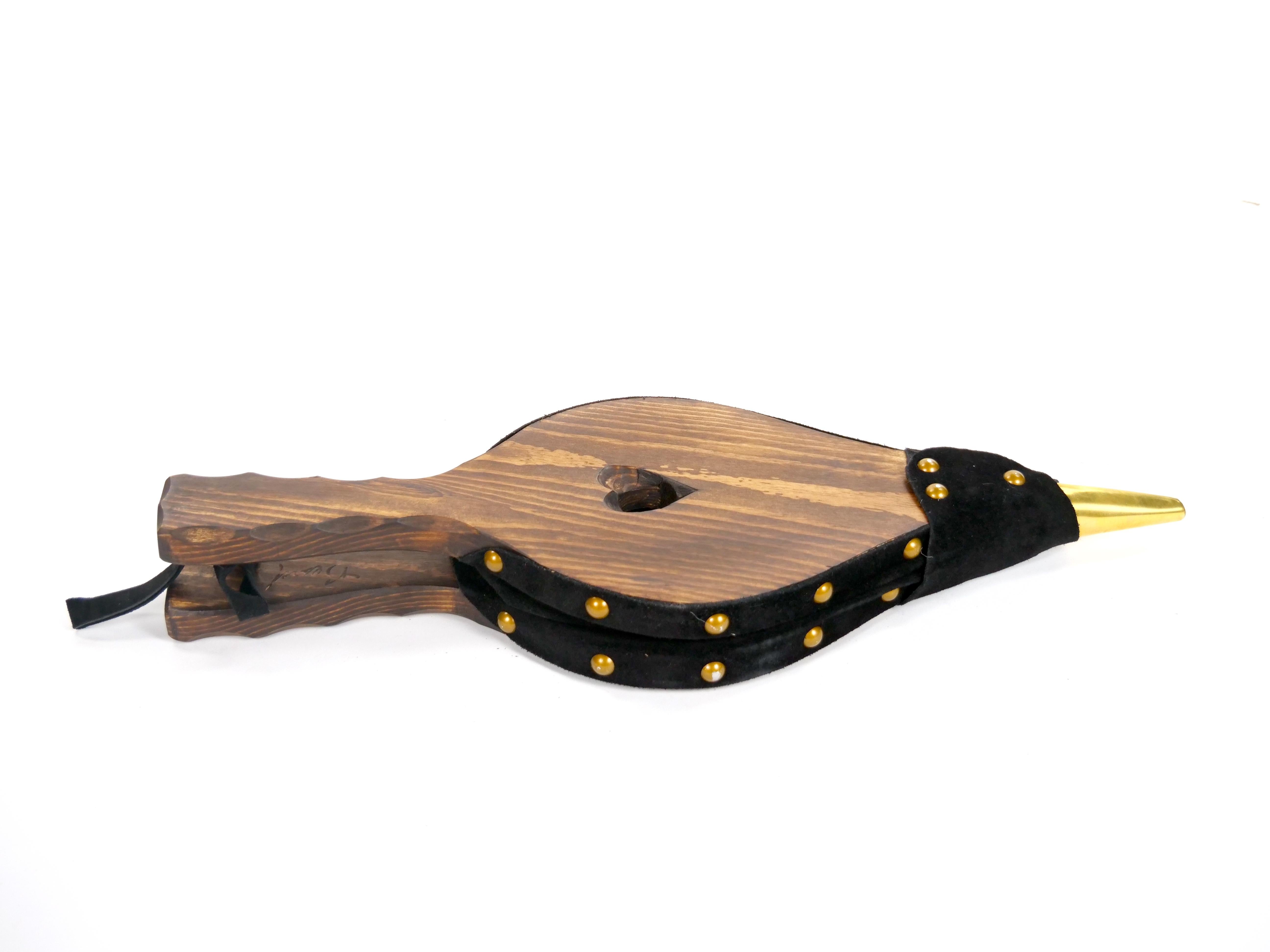 Verschönern Sie Ihren Kamin mit diesem eleganten und funktionalen handgefertigten Blasebalg, der Ende des 20. Jahrhunderts in Nordamerika hergestellt wurde. Dieses exquisite Stück kombiniert hochwertiges Holz, Messing und Leder und bietet sowohl