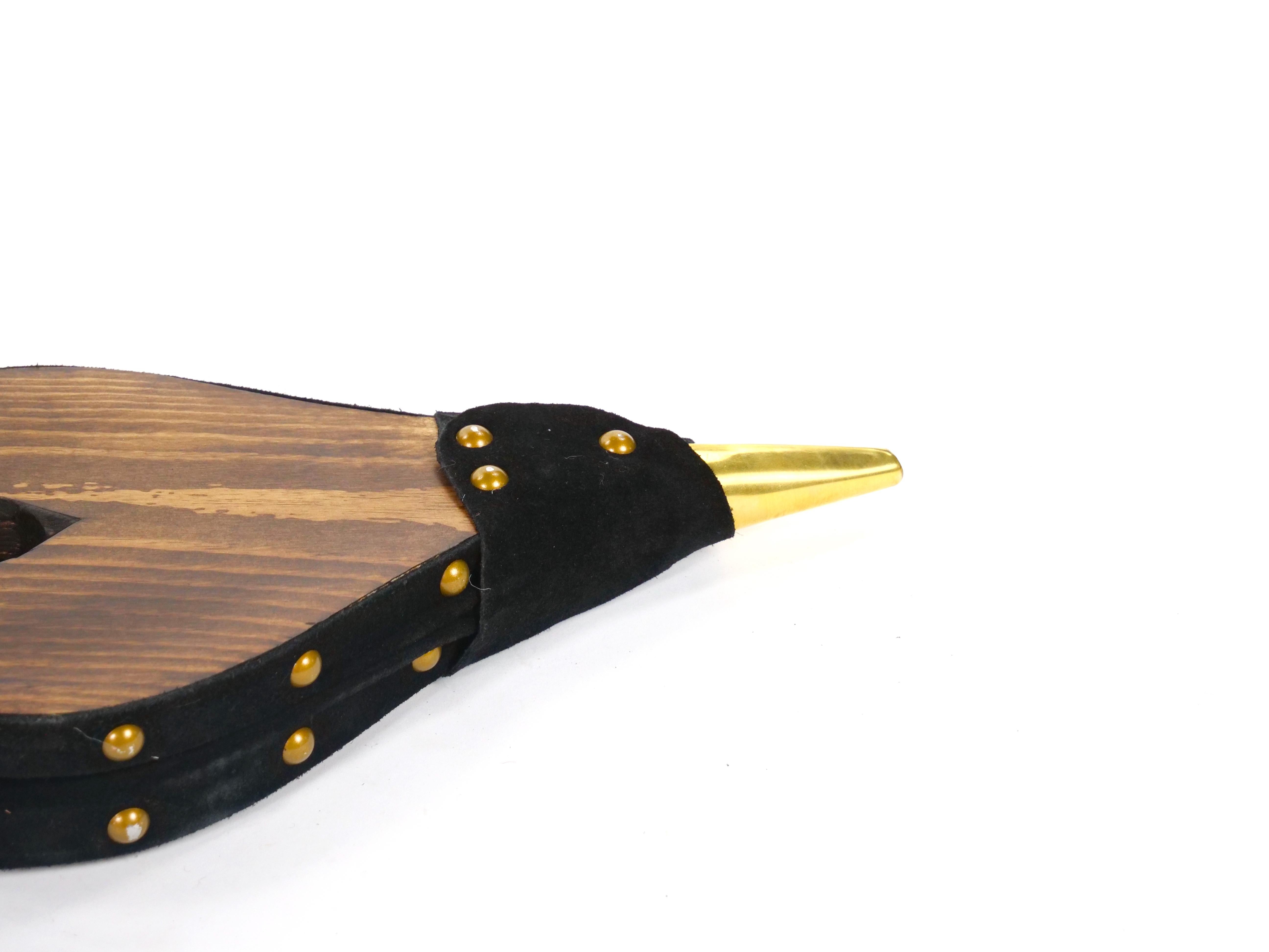 Geschnitzte nordamerikanische Kamin Bellows aus Eisen und Leder aus Nussbaumholz (Rustikal) im Angebot