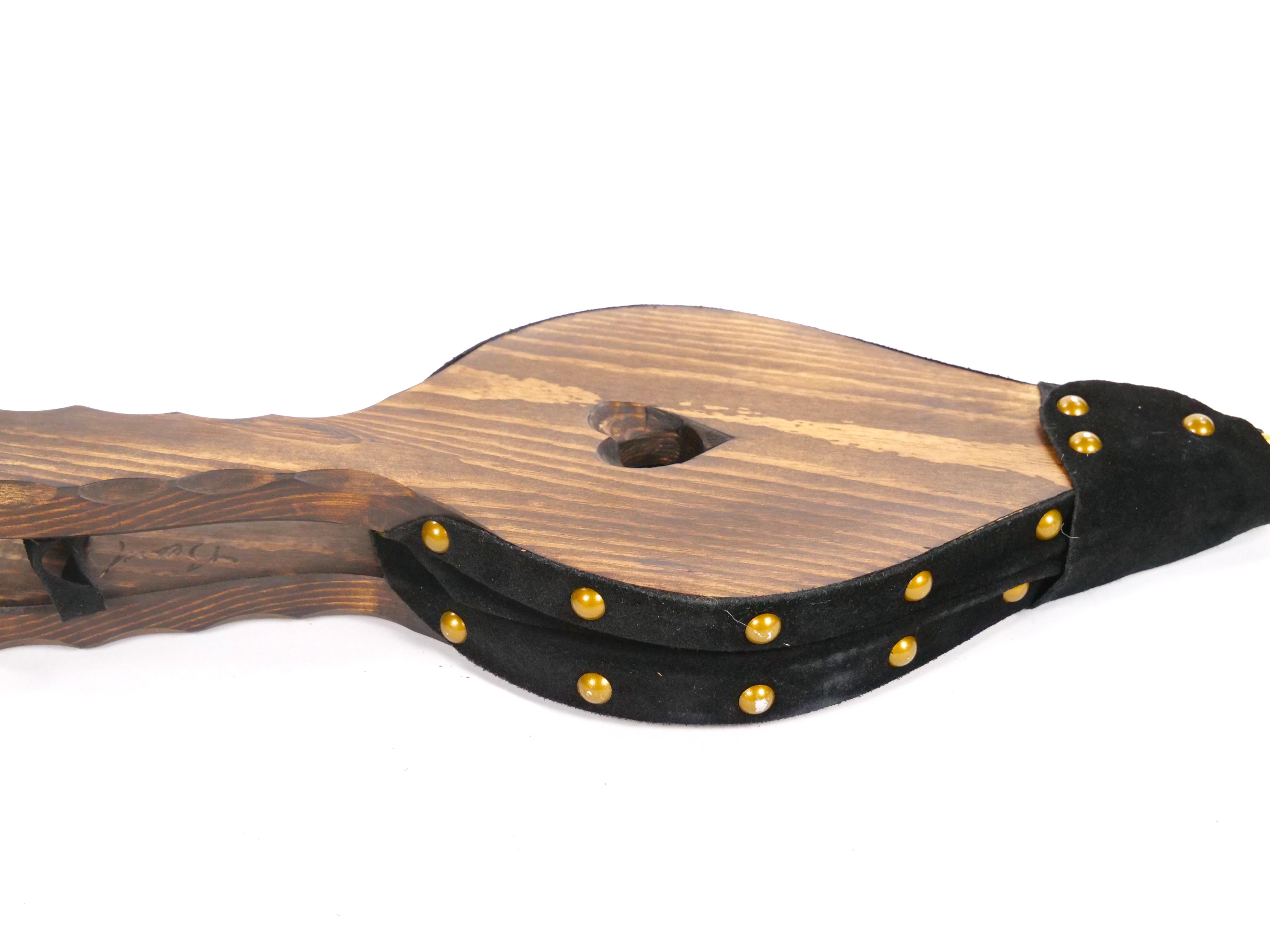 Geschnitzte nordamerikanische Kamin Bellows aus Eisen und Leder aus Nussbaumholz (Nordamerikanisch) im Angebot