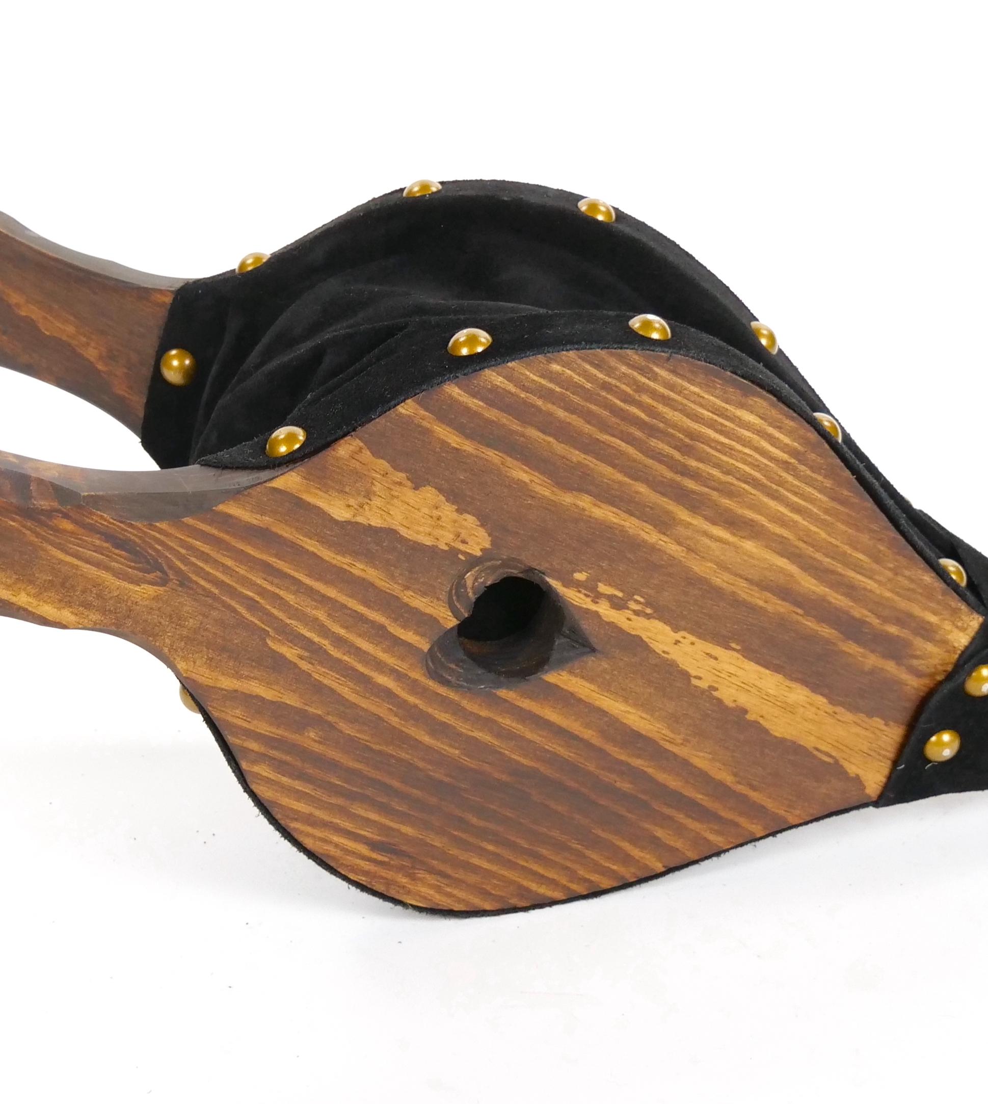 Geschnitzte nordamerikanische Kamin Bellows aus Eisen und Leder aus Nussbaumholz (Handgeschnitzt) im Angebot