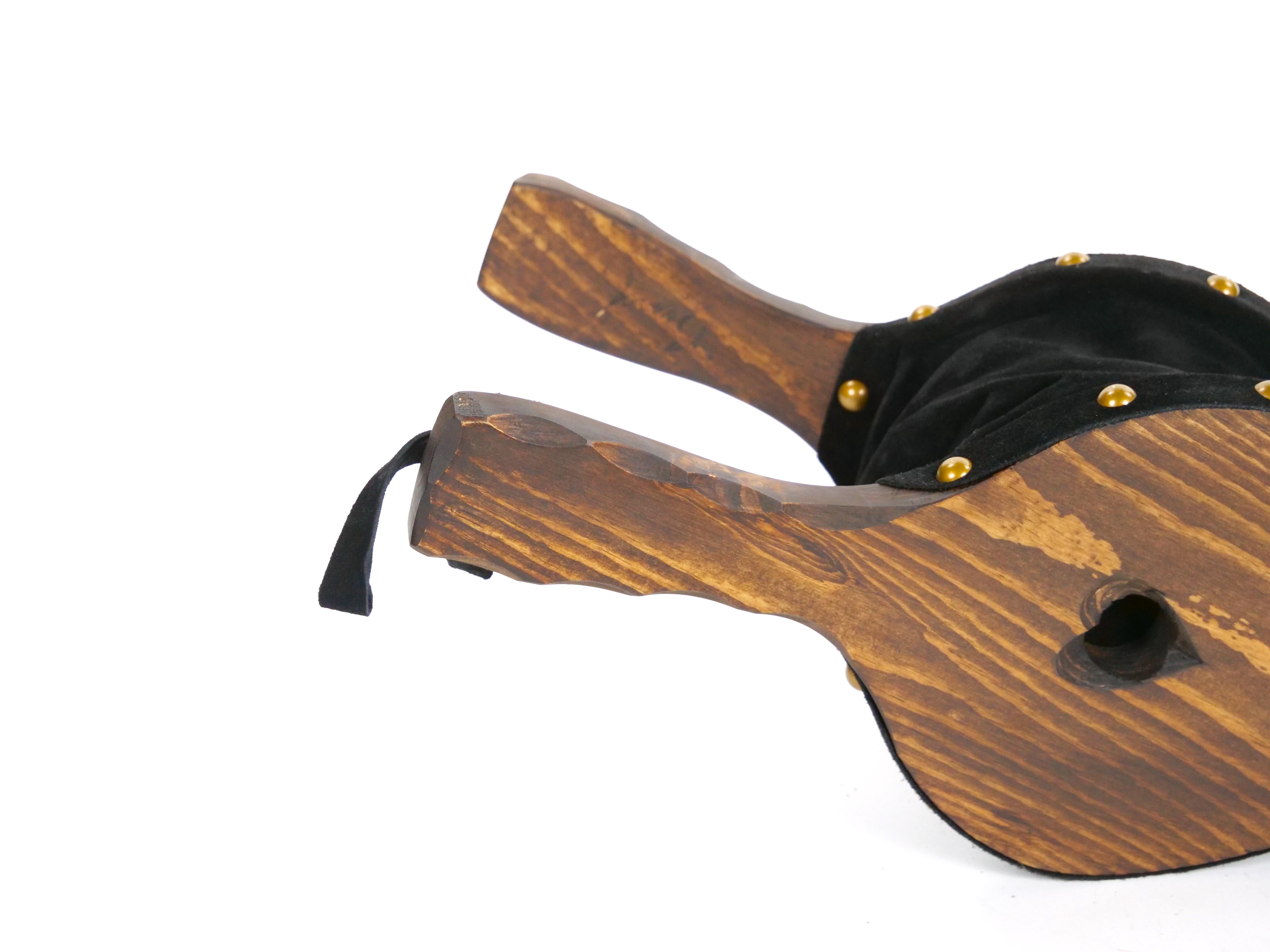 Geschnitzte nordamerikanische Kamin Bellows aus Eisen und Leder aus Nussbaumholz im Zustand „Gut“ im Angebot in Tarry Town, NY