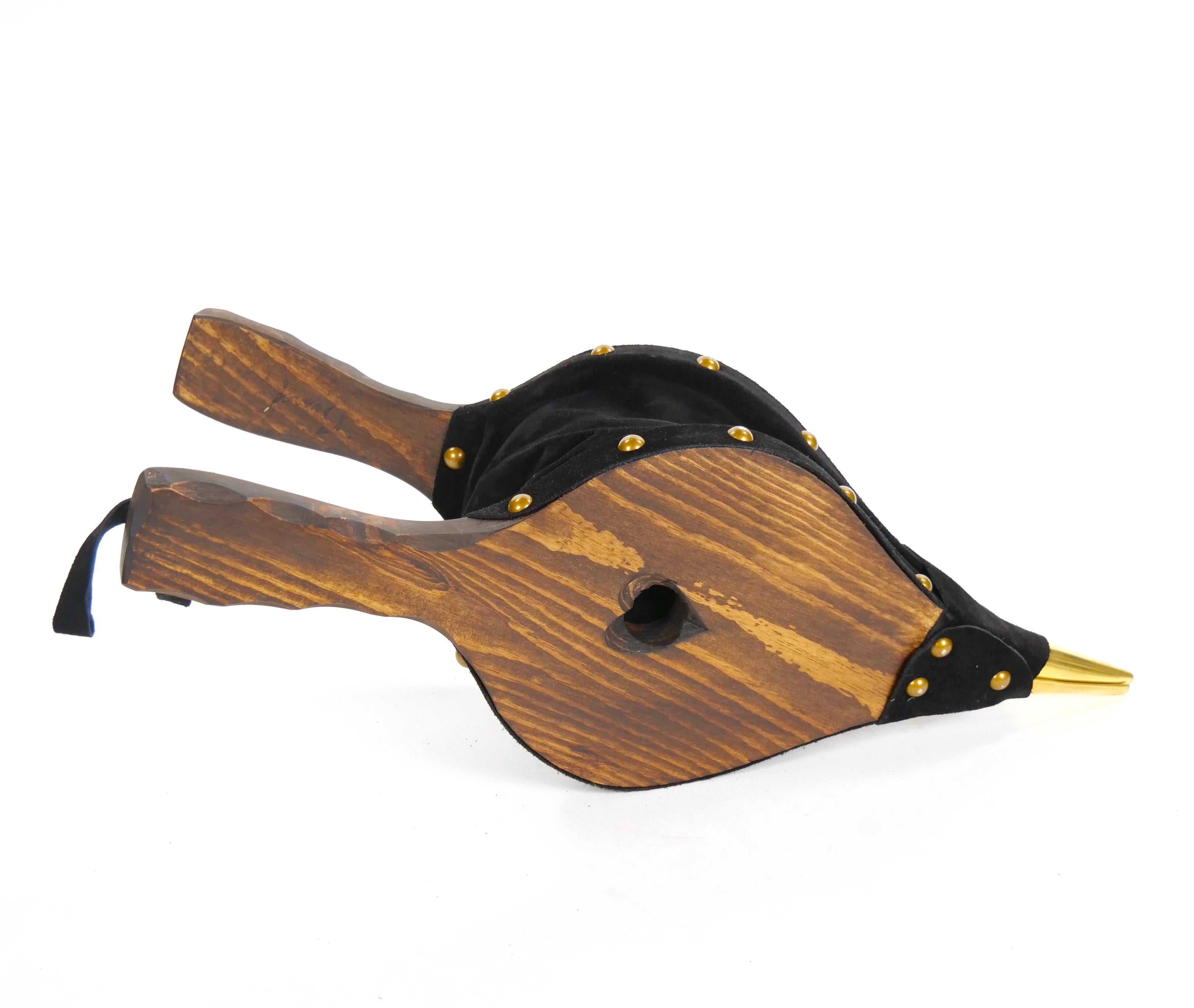 Geschnitzte nordamerikanische Kamin Bellows aus Eisen und Leder aus Nussbaumholz (Messing) im Angebot