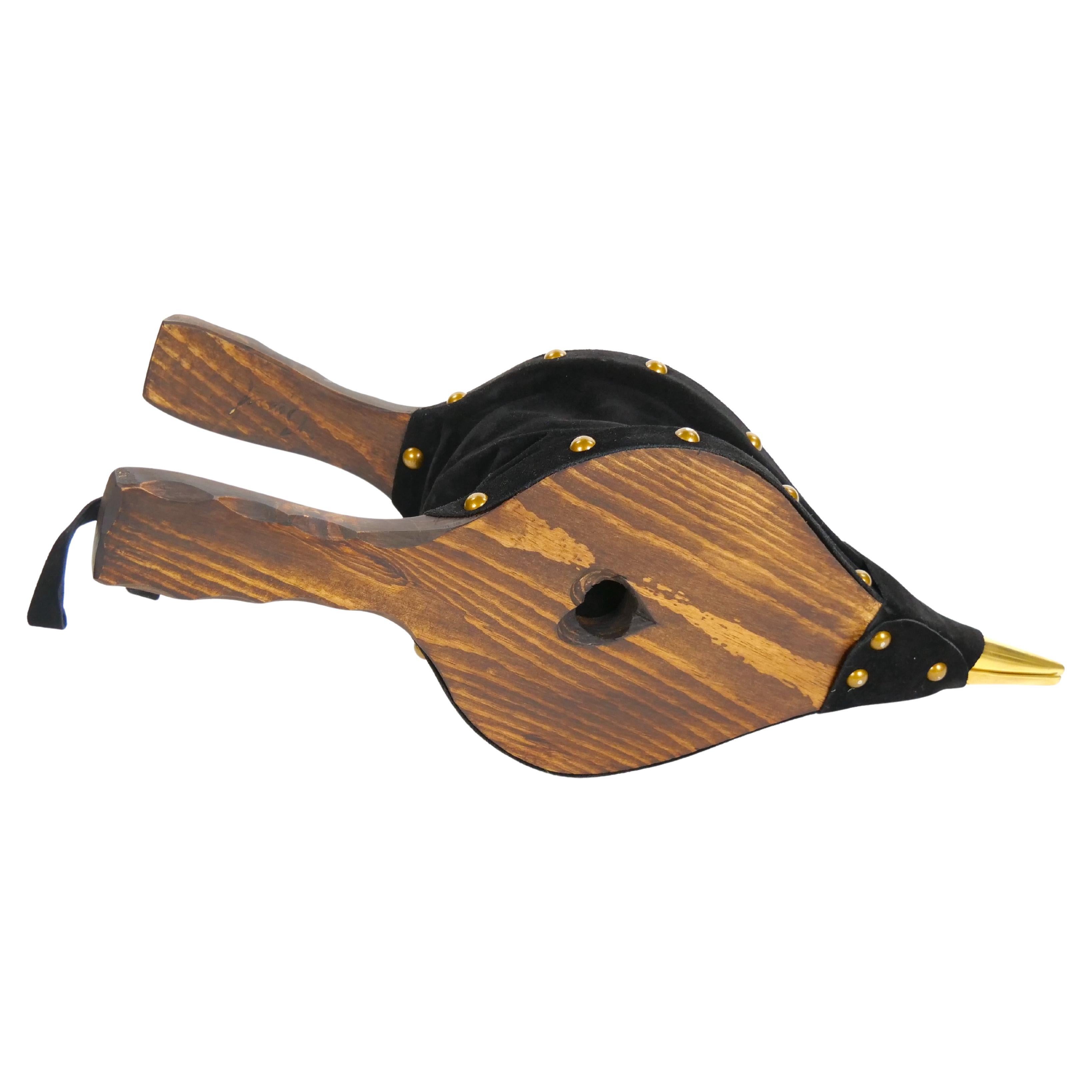 Geschnitzte nordamerikanische Kamin Bellows aus Eisen und Leder aus Nussbaumholz im Angebot