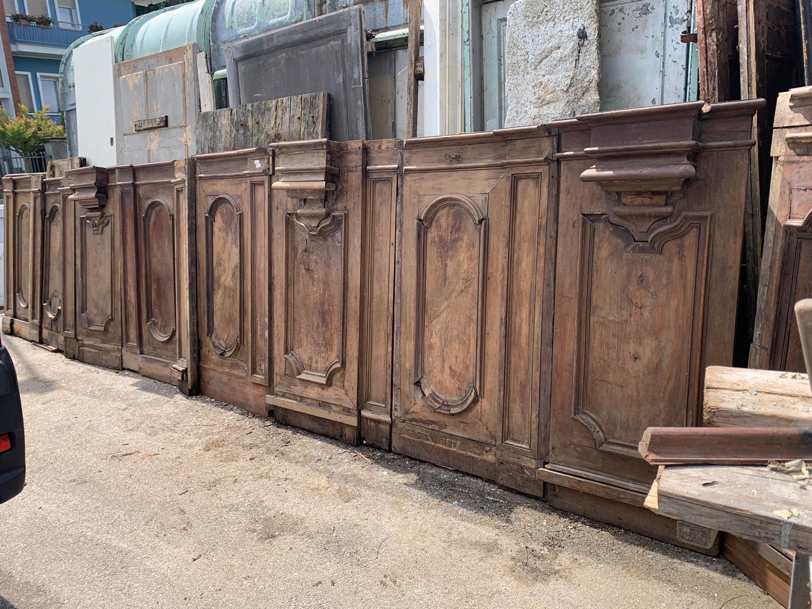 Ancient, antique and beautiful paneled boiserie, all in precious solid walnut wood, hand-carved with baroque panels, 18th century period.
Composed of 9 modular panels, from a noble palace of great value in Italy, they adorned the walls of the