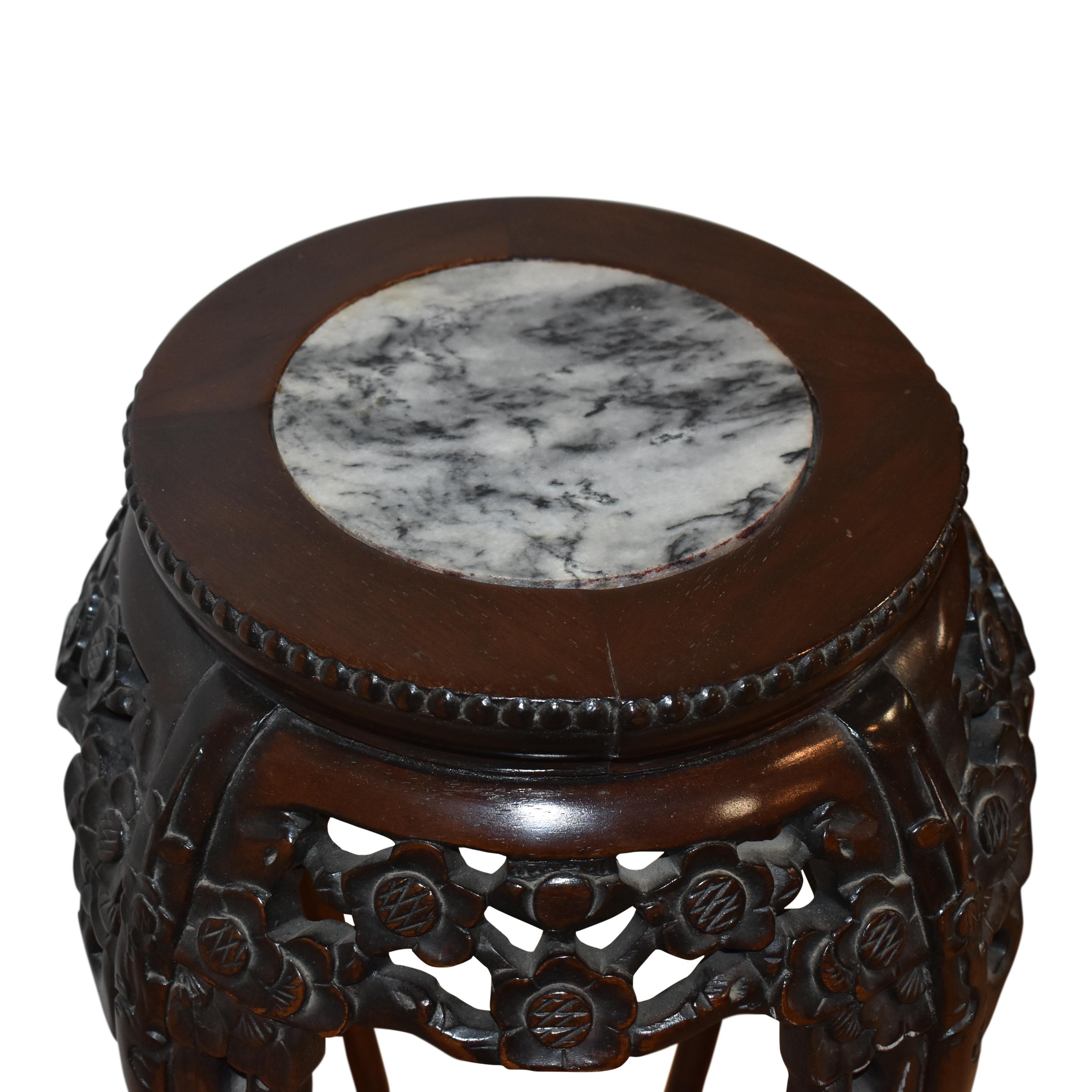 Geschnitztes Pedestal aus Nussbaumholz mit Marmorplatte, um 1900 im Zustand „Gut“ im Angebot in Evergreen, CO