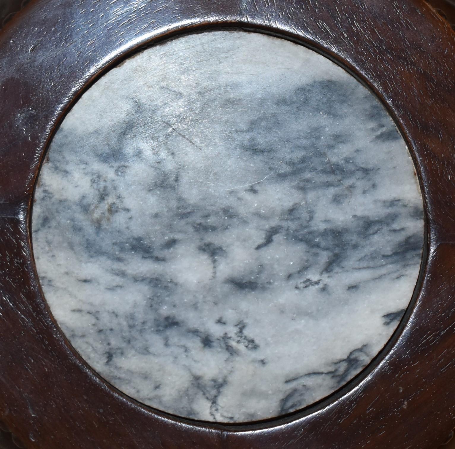 Geschnitztes Pedestal aus Nussbaumholz mit Marmorplatte, um 1900 (20. Jahrhundert) im Angebot