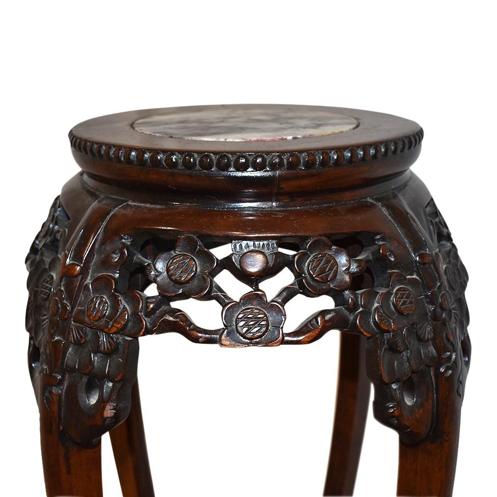 Geschnitztes Pedestal aus Nussbaumholz mit Marmorplatte, um 1900 im Angebot 1