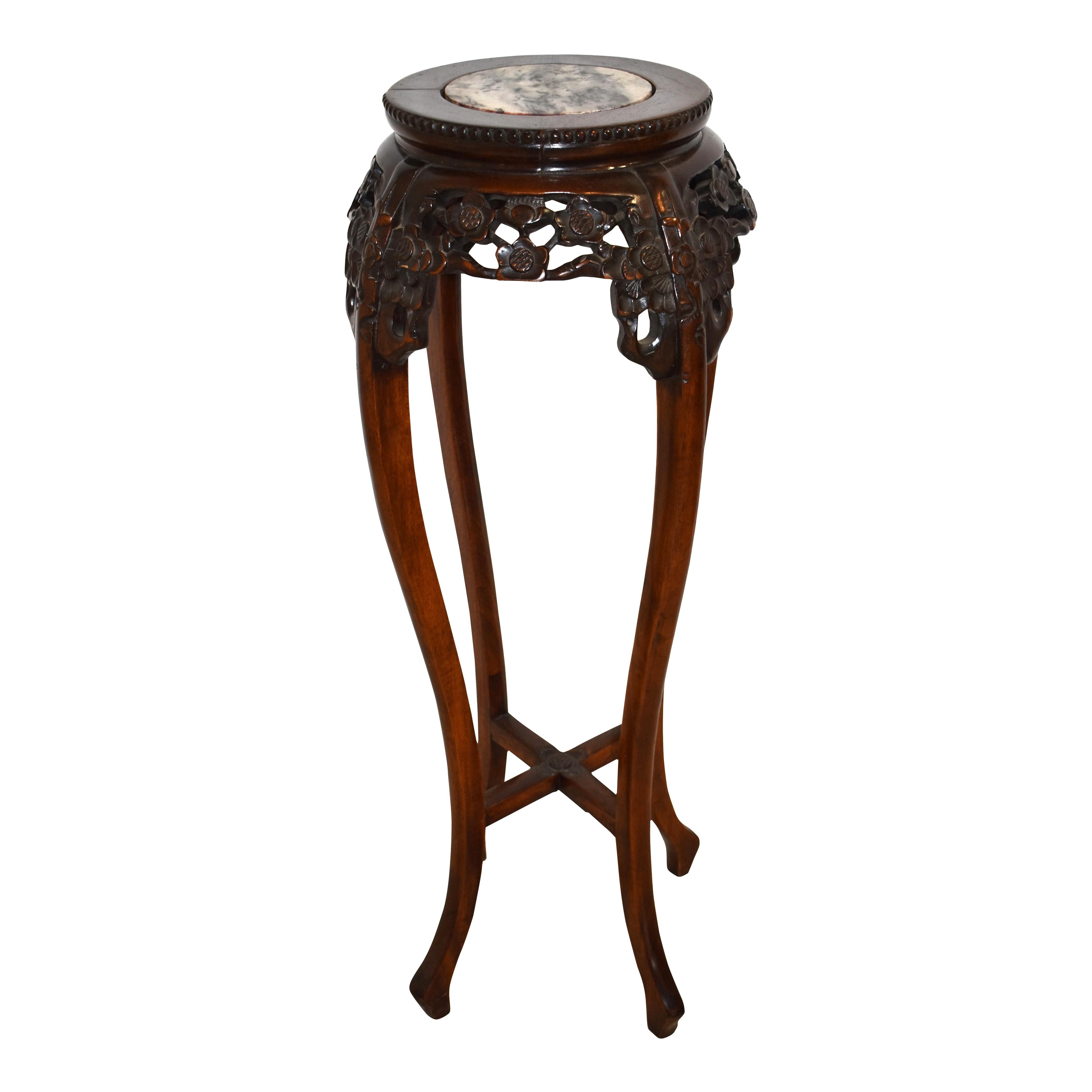 Geschnitztes Pedestal aus Nussbaumholz mit Marmorplatte, um 1900 im Angebot 3