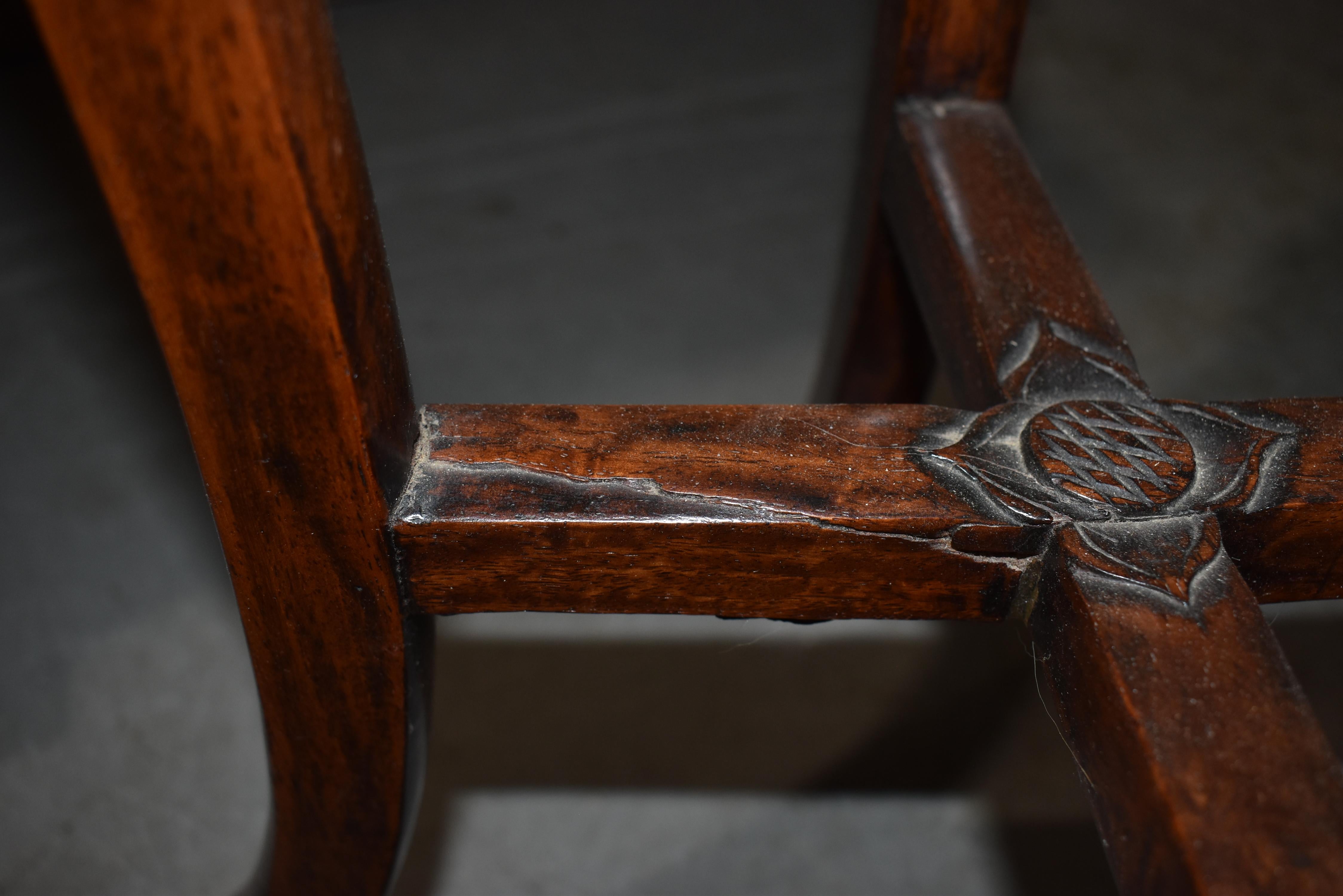 Geschnitztes Pedestal aus Nussbaumholz mit Marmorplatte, um 1900 im Angebot 4