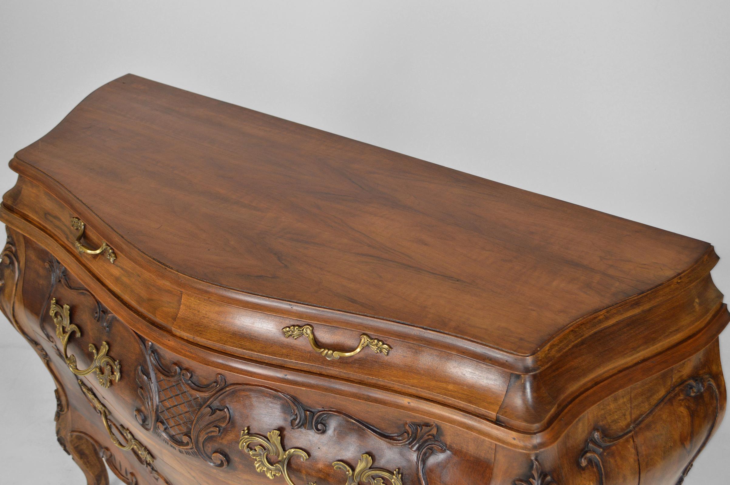 Carved Walnut Rococo / Louis XV Style 4-Drawer Commode, 20th Century For Sale 5