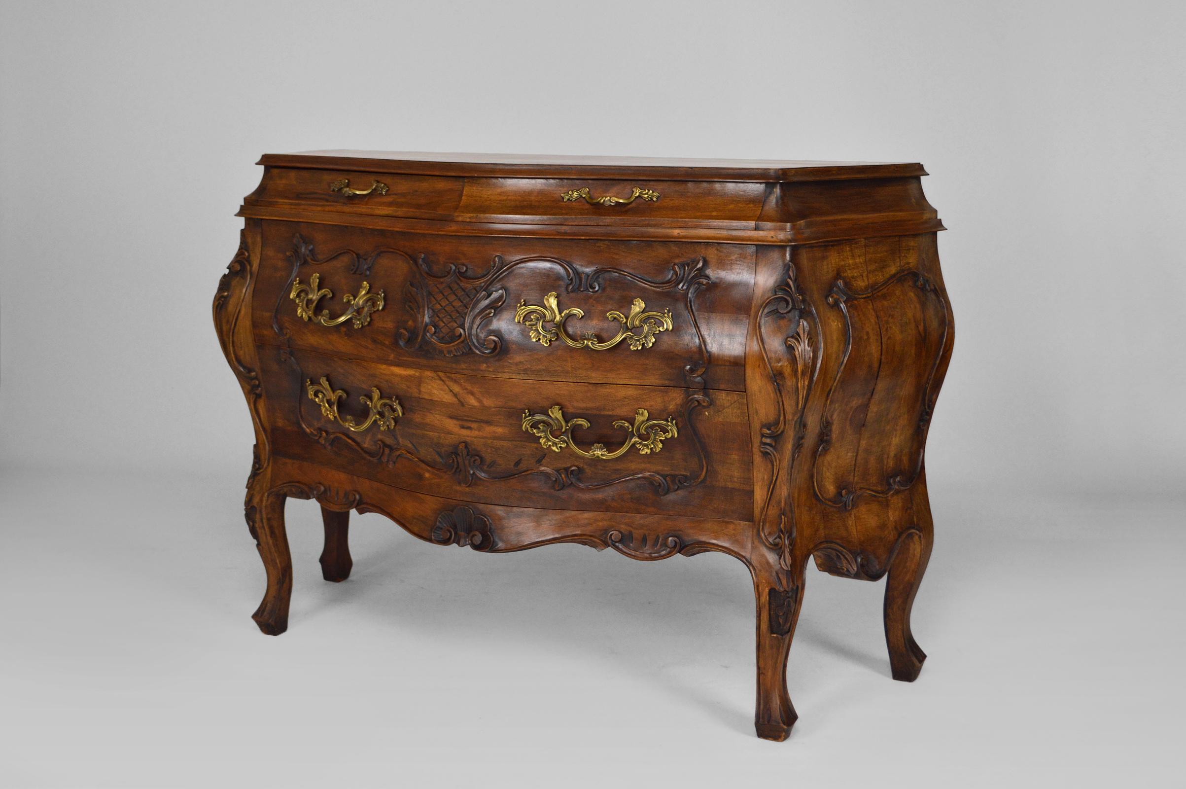 Amazing 4-drawer commode / chest of drawers.

In carved walnut wood.

Rococo / Louis XV style.
20th century.

In excellent condition.