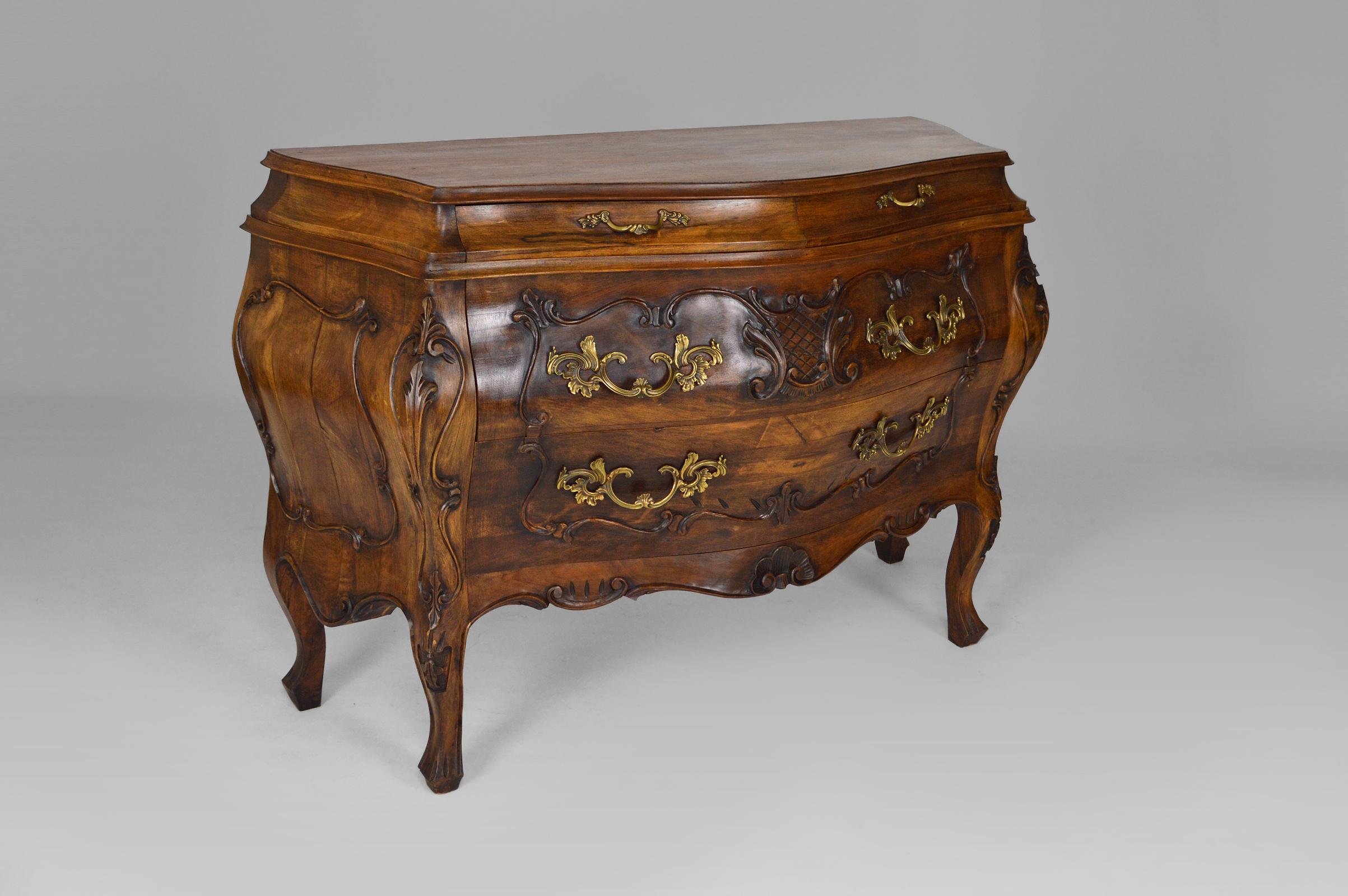 French Carved Walnut Rococo / Louis XV Style 4-Drawer Commode, 20th Century For Sale