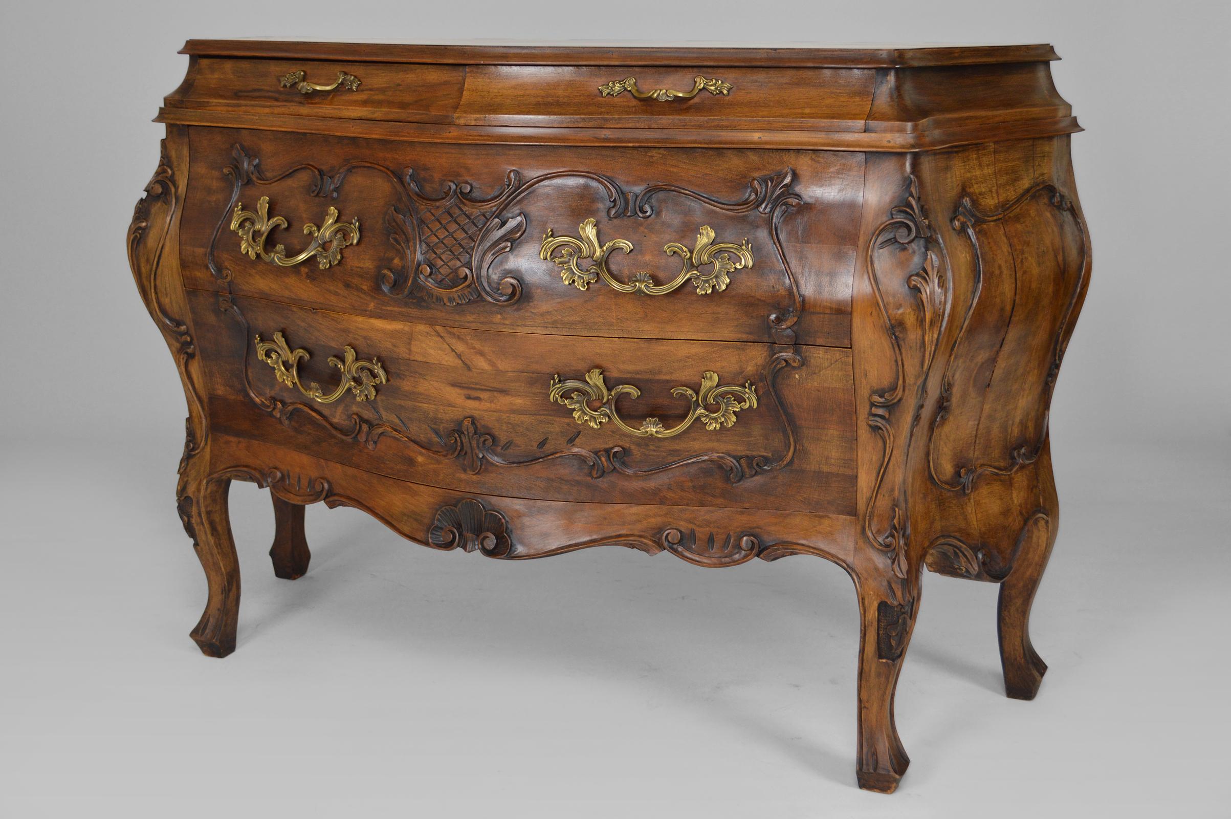 Carved Walnut Rococo / Louis XV Style 4-Drawer Commode, 20th Century In Excellent Condition For Sale In L'Etang, FR