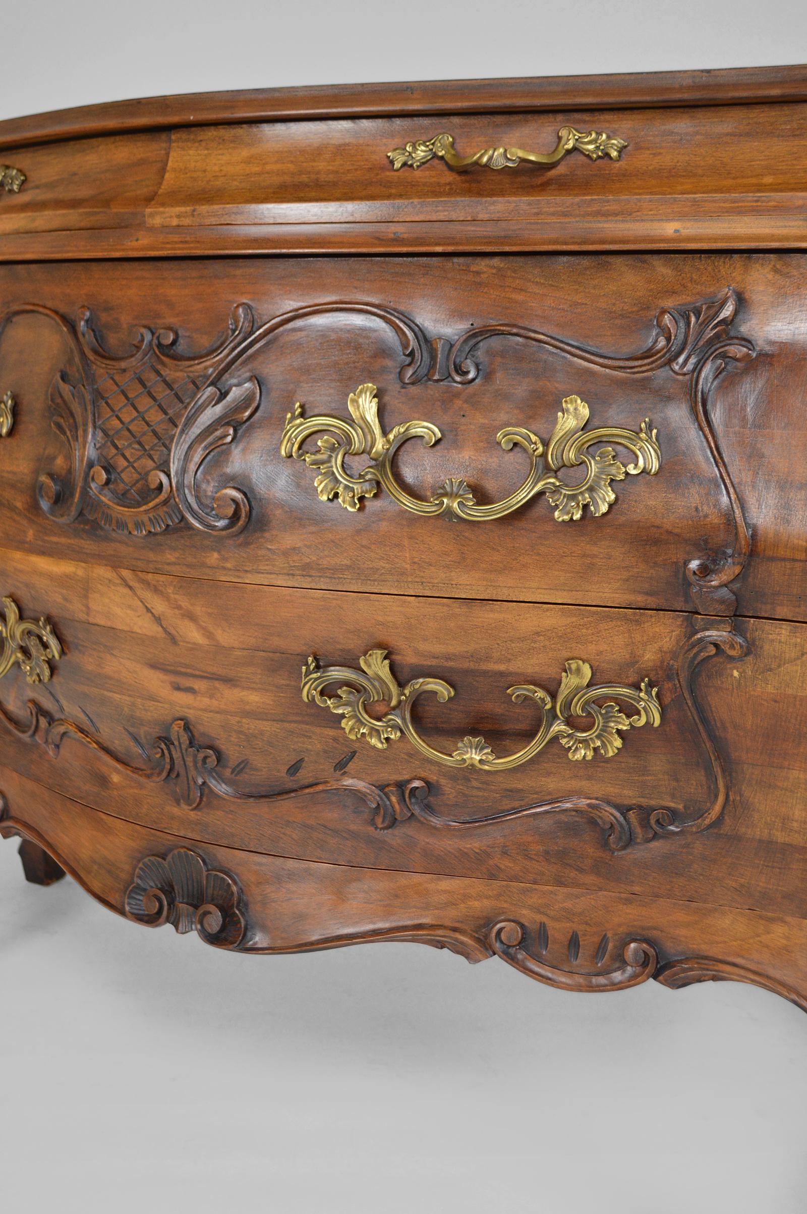 Carved Walnut Rococo / Louis XV Style 4-Drawer Commode, 20th Century For Sale 2