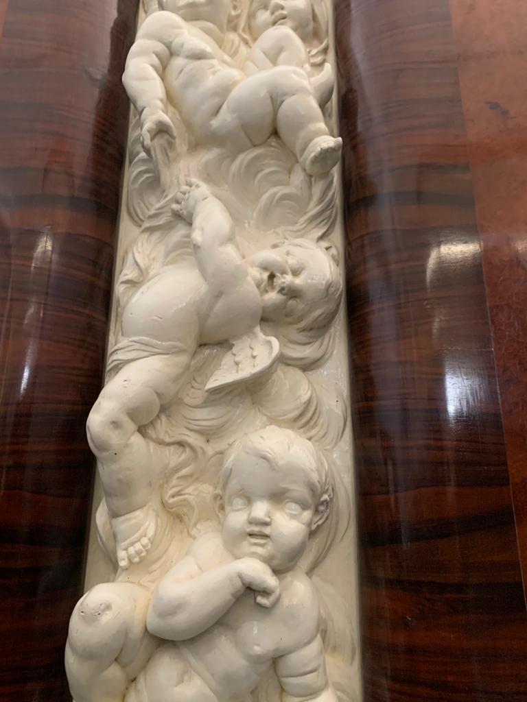 Legno Armadio in noce e palissandro intagliato con fronte laccato di Ducrot, anni '20 in vendita