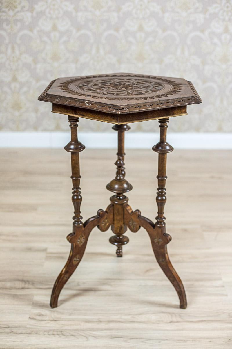 We present you this small side table, circa the end of the 19th century, made of walnut wood.
The hexagonal top of the table is supported on three turned legs that go into a tripod, and which are joint together with cross bars with a pinnacle in