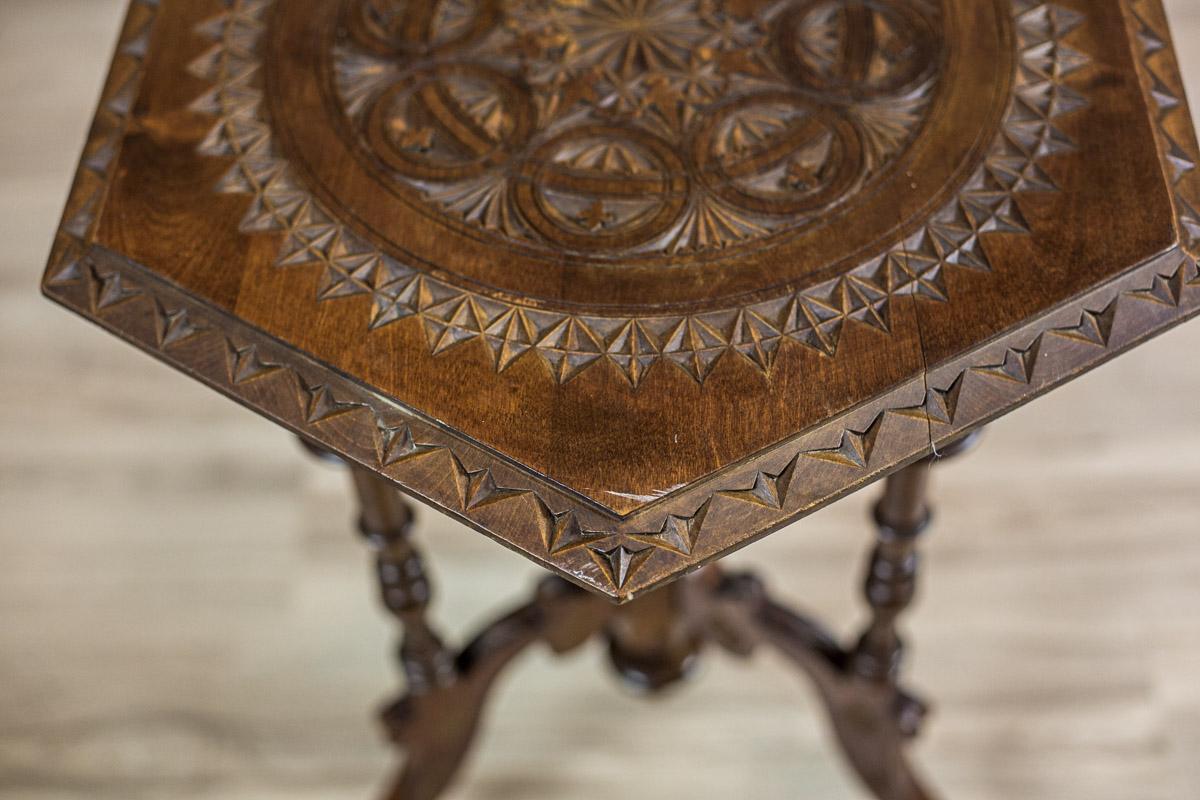 Carved Walnut Side Table from the 19th Century In Good Condition In Opole, PL