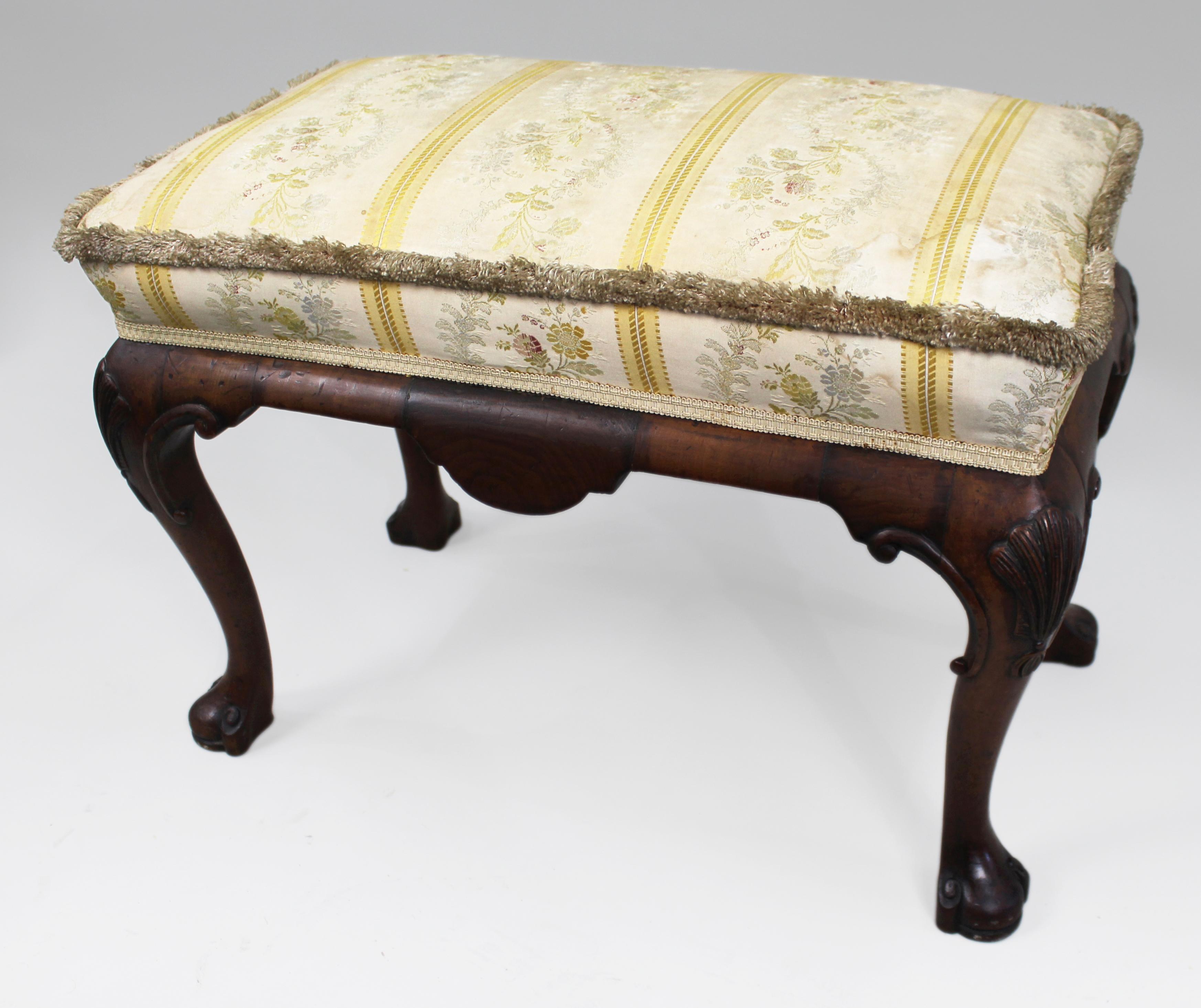 Geschnitzter, gepolsterter Fußhocker aus Nussbaum, um 1900-1910


Dieser antike Fußschemel aus Nussbaumholz stammt aus dem frühen 20. Jahrhundert, wahrscheinlich um 1900-1910. Es hat einen geschnitzten Holzrahmen mit Muschelmotiven an den Knien und