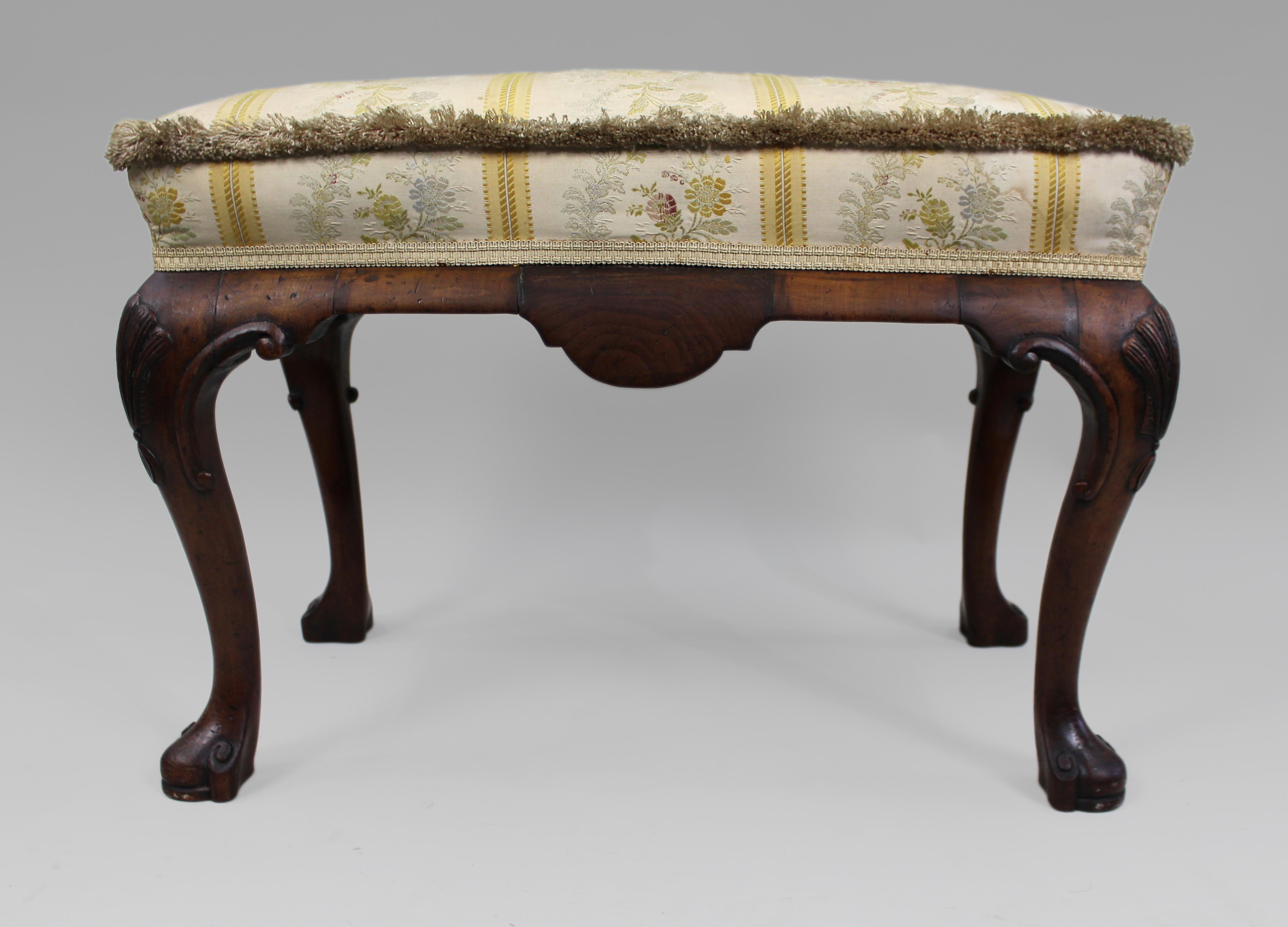 Geschnitzter, gepolsterter Fußhocker aus Nussbaum, um 1900-1910 (20. Jahrhundert) im Angebot