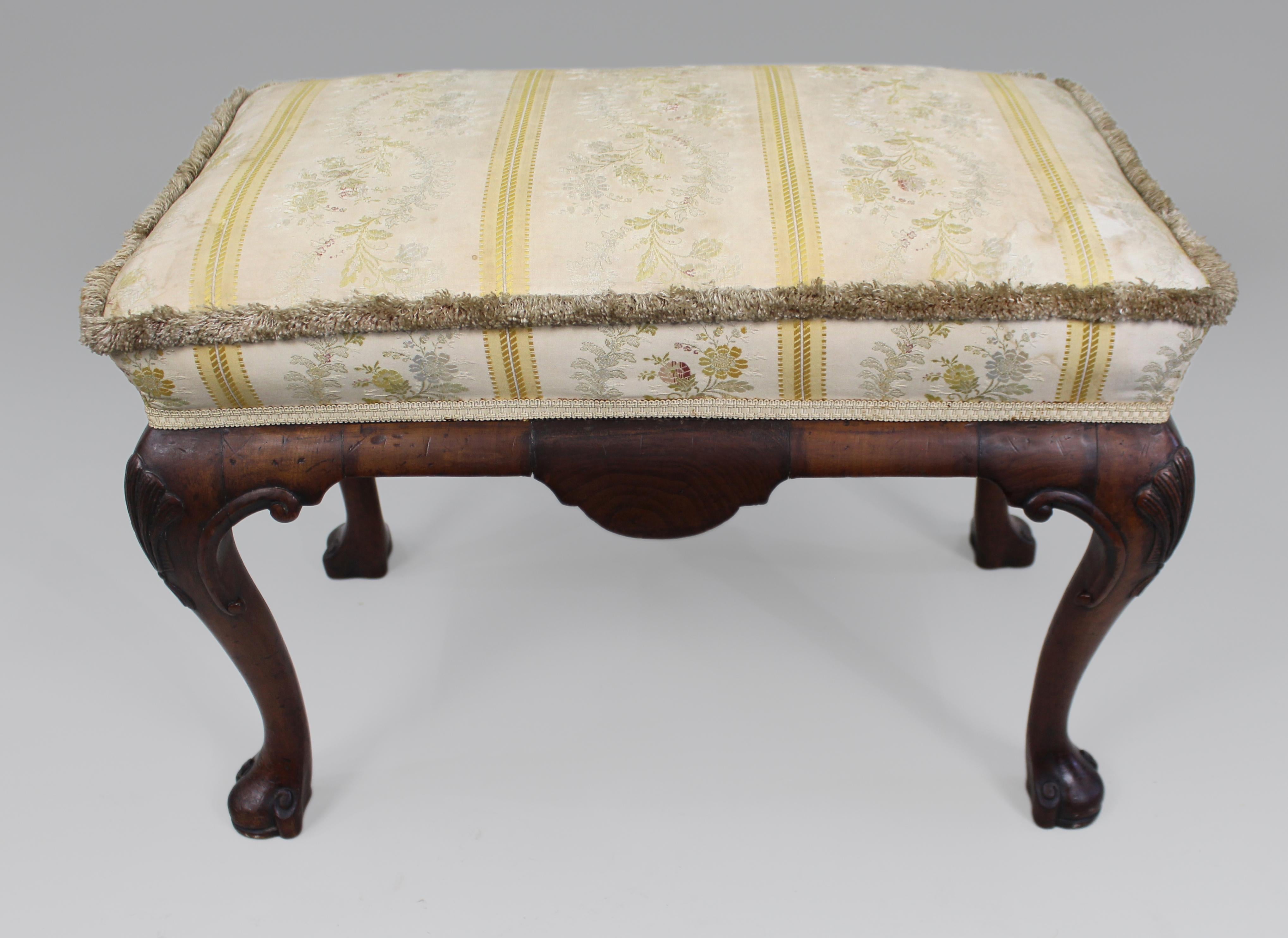 Geschnitzter, gepolsterter Fußhocker aus Nussbaum, um 1900-1910 (Walnuss) im Angebot