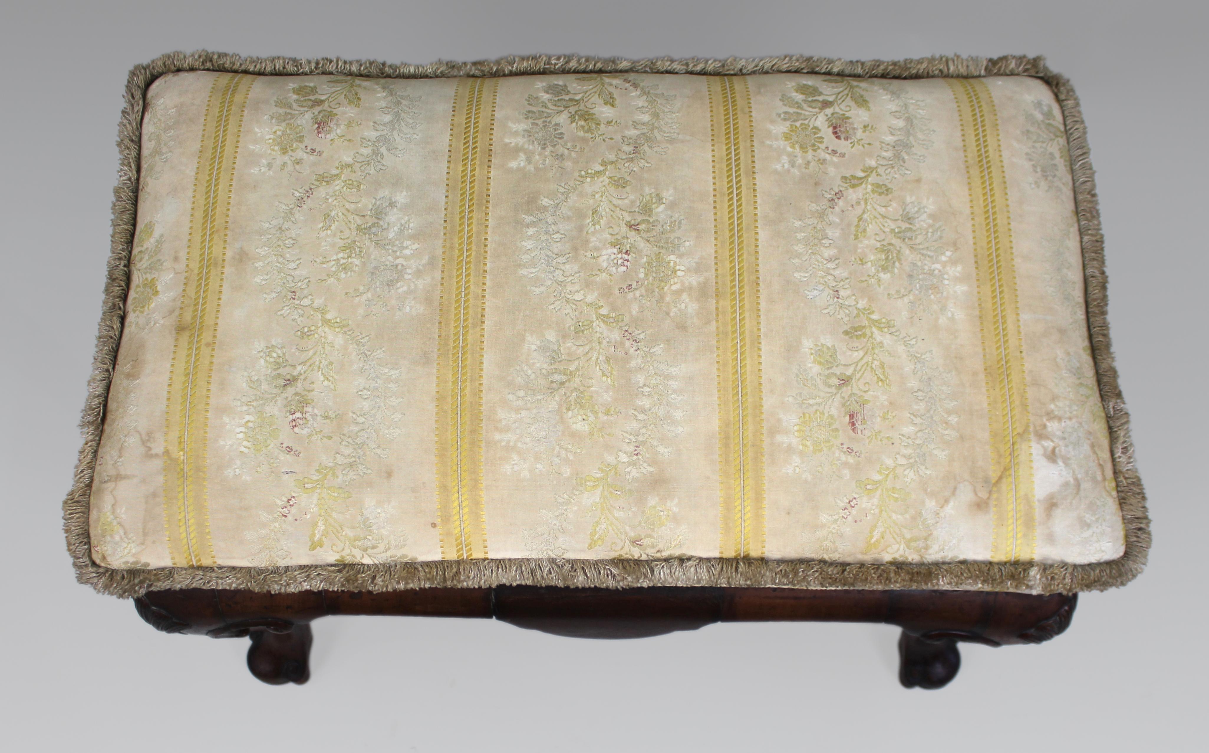 Geschnitzter, gepolsterter Fußhocker aus Nussbaum, um 1900-1910 im Angebot 1