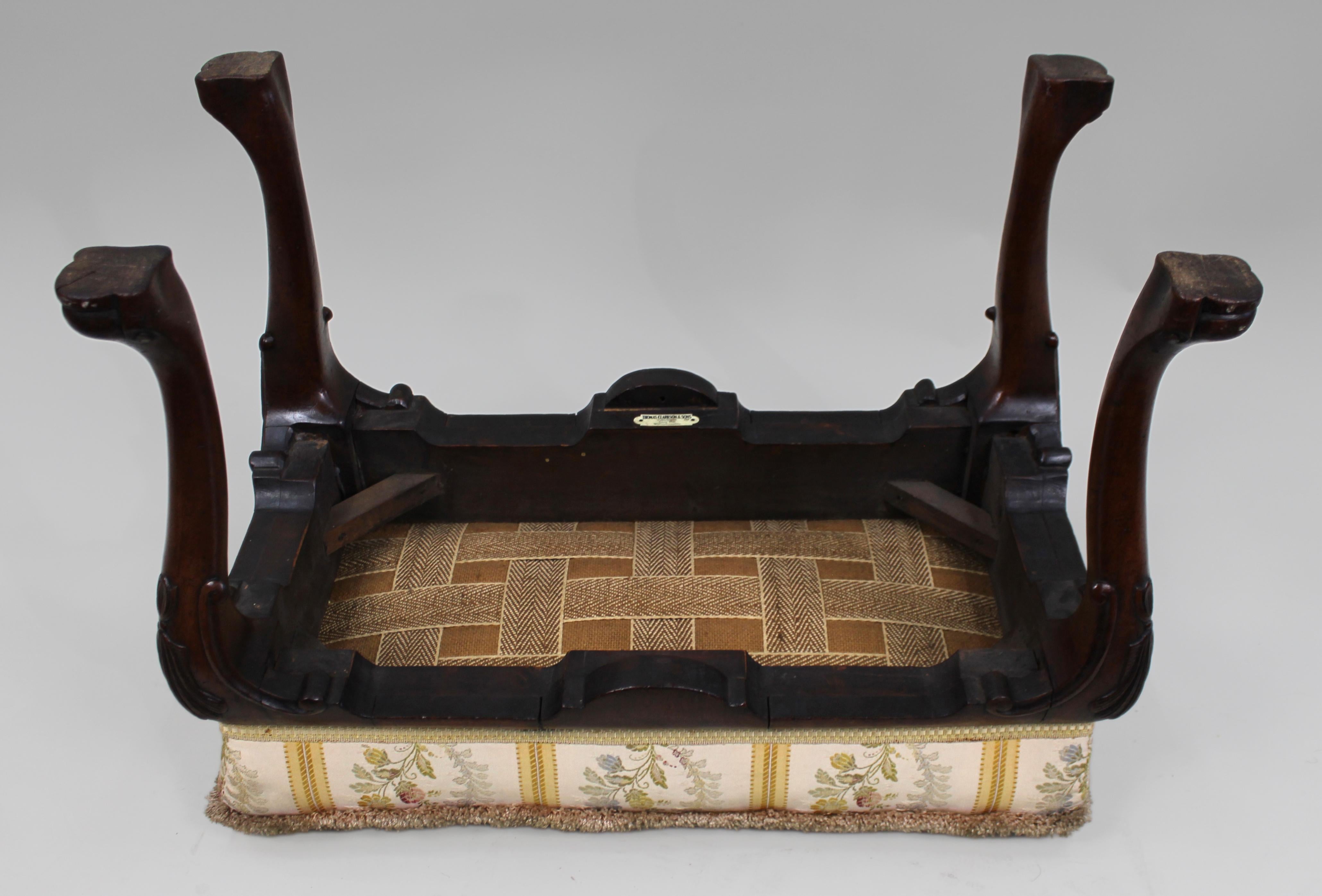 Geschnitzter, gepolsterter Fußhocker aus Nussbaum, um 1900-1910 im Angebot 2