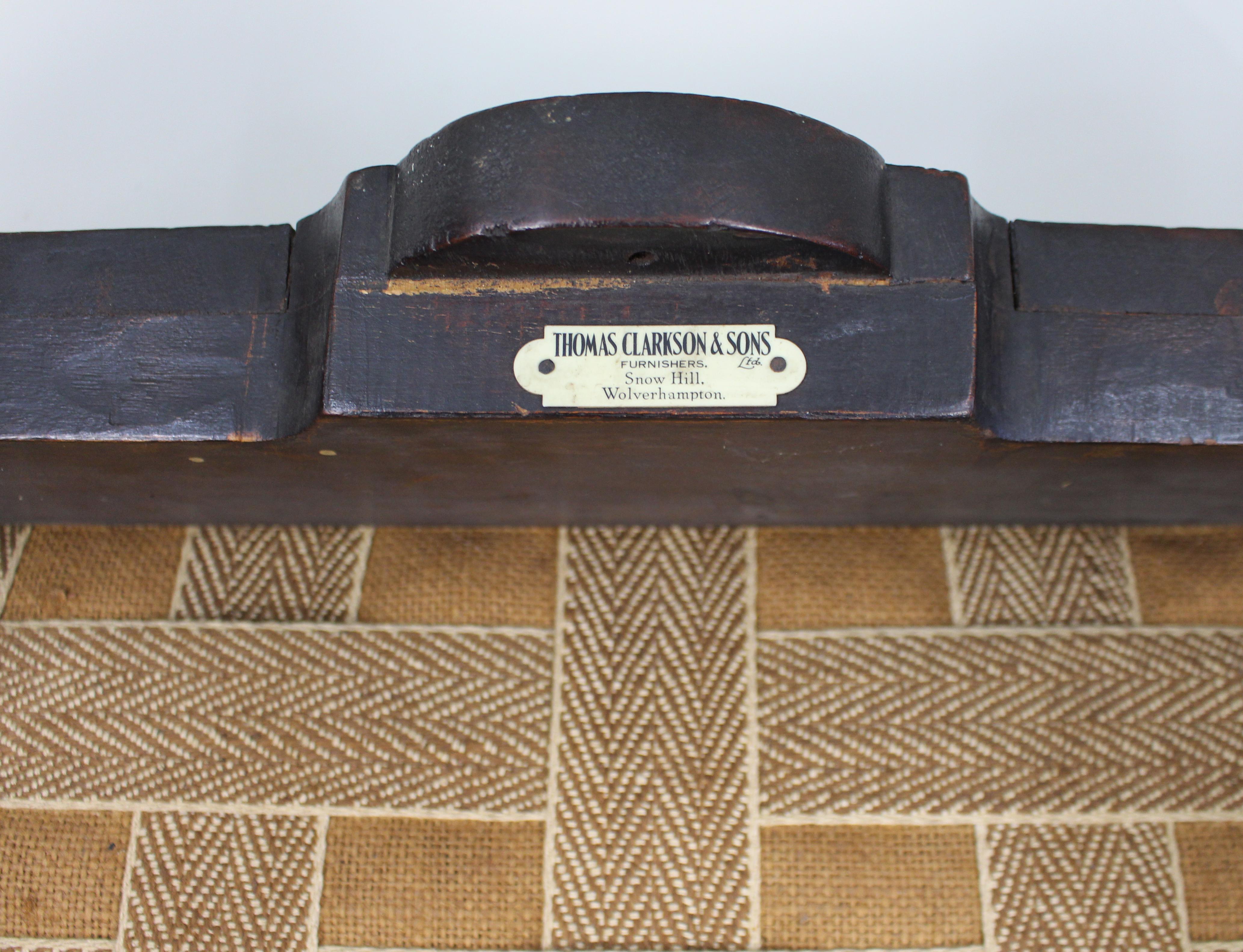 Geschnitzter, gepolsterter Fußhocker aus Nussbaum, um 1900-1910 im Angebot 3