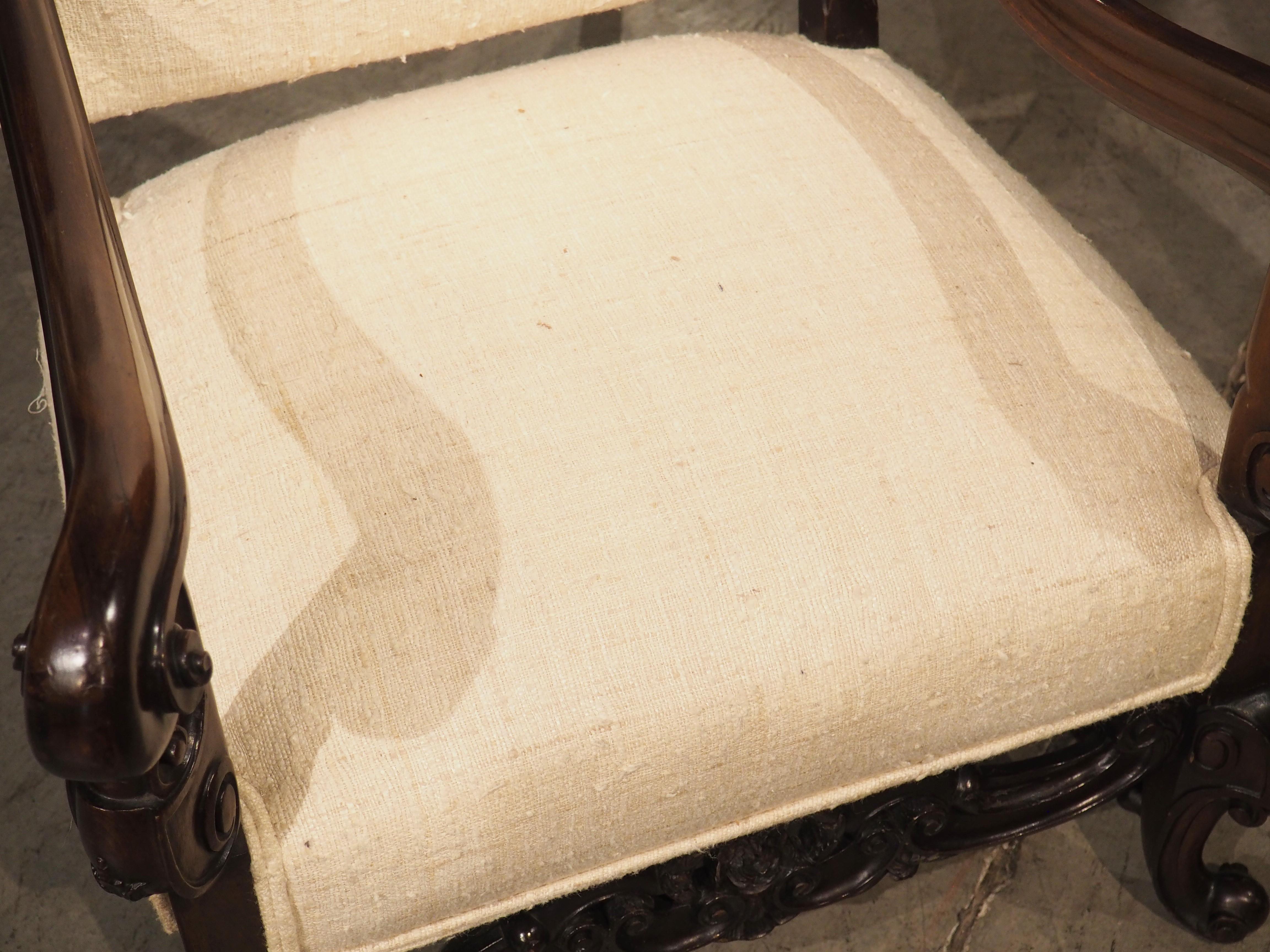 Sessel aus geschnitztem Nussbaumholz im Barockstil mit Rohseide-Polsterung, Mitte der 1900er Jahre (Textil) im Angebot