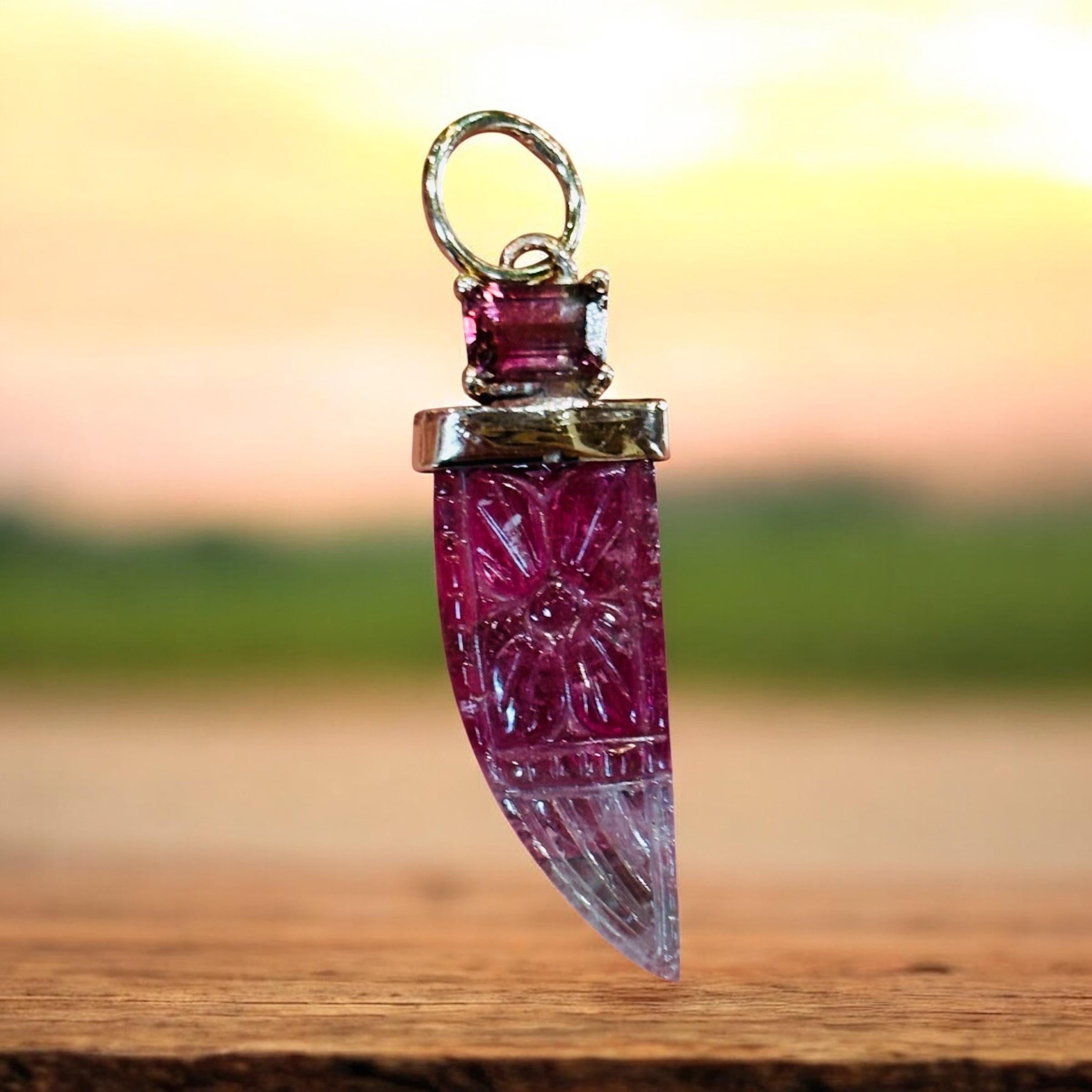 Watermelon Tourmaline Pendant

Watermelon Tourmaline, 14k Gold

Carved watermelon tourmaline horn with floral motif capped in 14k gold and topped with a delicious 5x4 watermelon gem.

The 14k gold ring bail can fit a chain, cord or beaded necklace