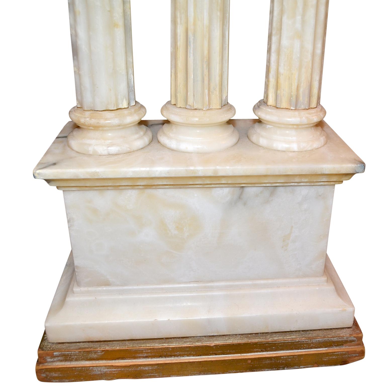 italien Lampes en albâtre blanc sculpté modelées d'après des ruines de temples romains en vente
