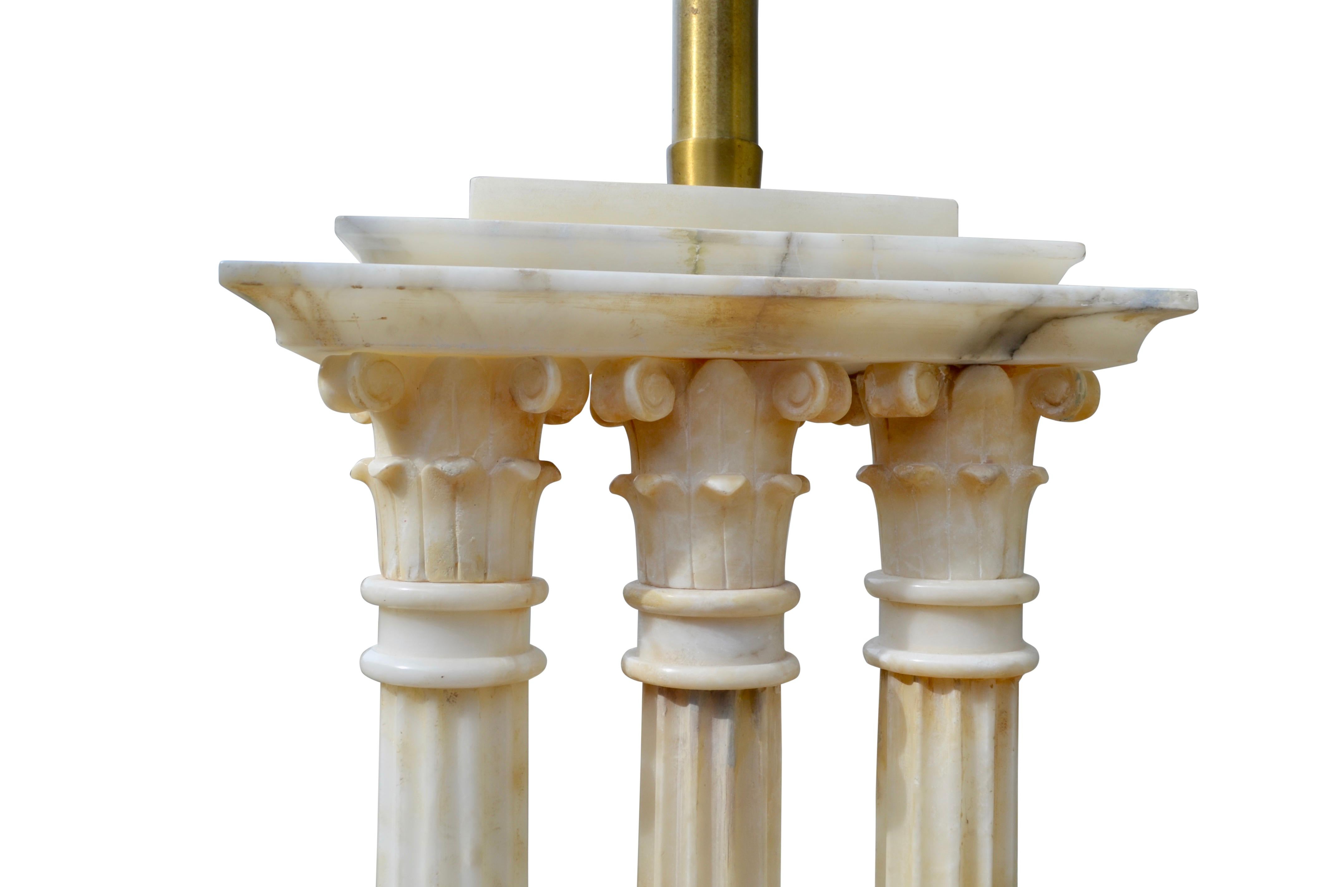 Lampes en albâtre blanc sculpté modelées d'après des ruines de temples romains en vente 1