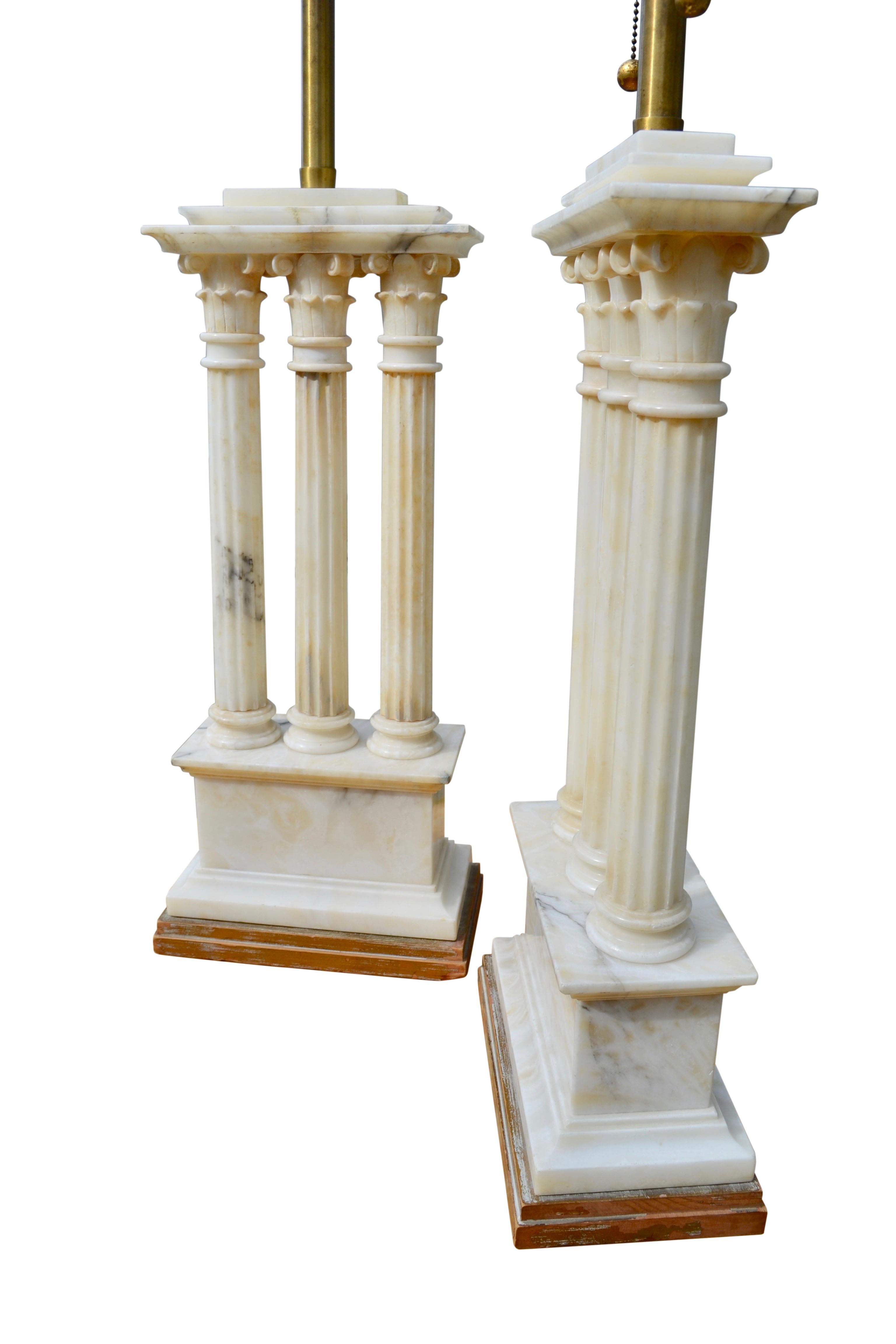 Lampes en albâtre blanc sculpté modelées d'après des ruines de temples romains en vente 2