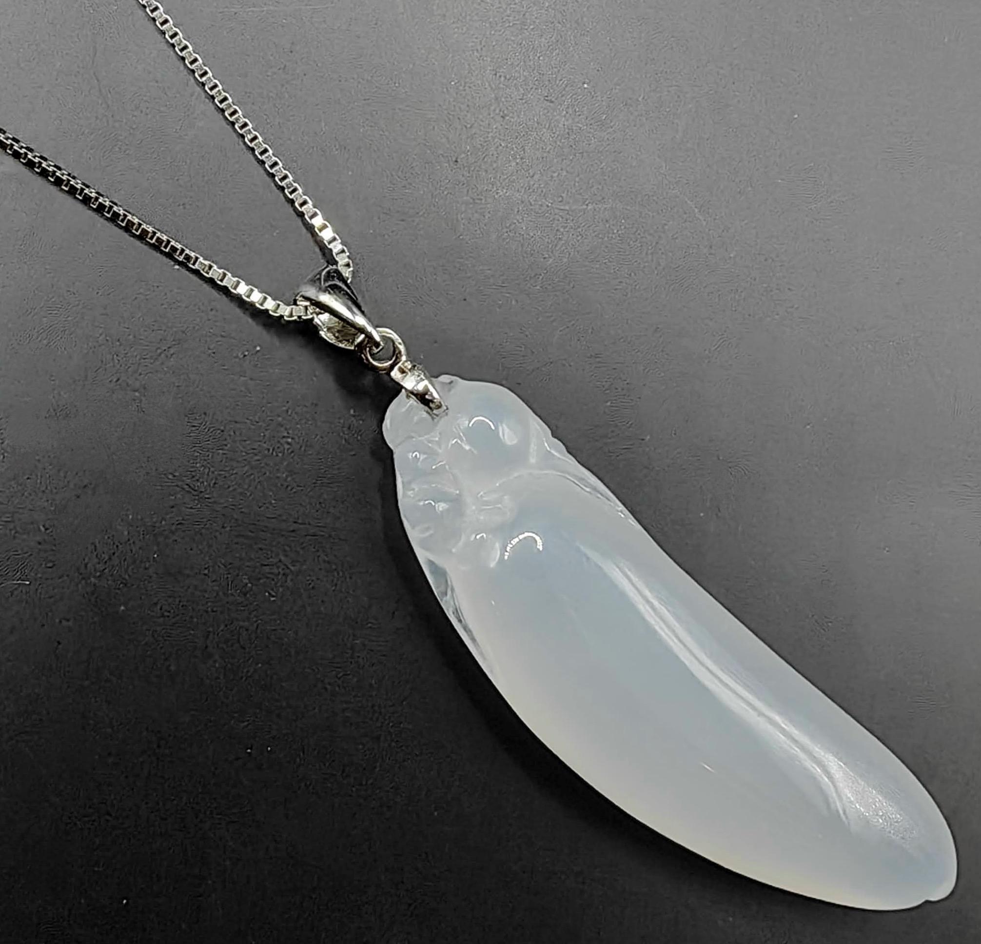 Zertifizierter geschnitzter weißer burmesischer Jadeit Jade Lucky Bean Anhänger aus 18 Karat Weißgold (Zeitgenössisch) im Angebot