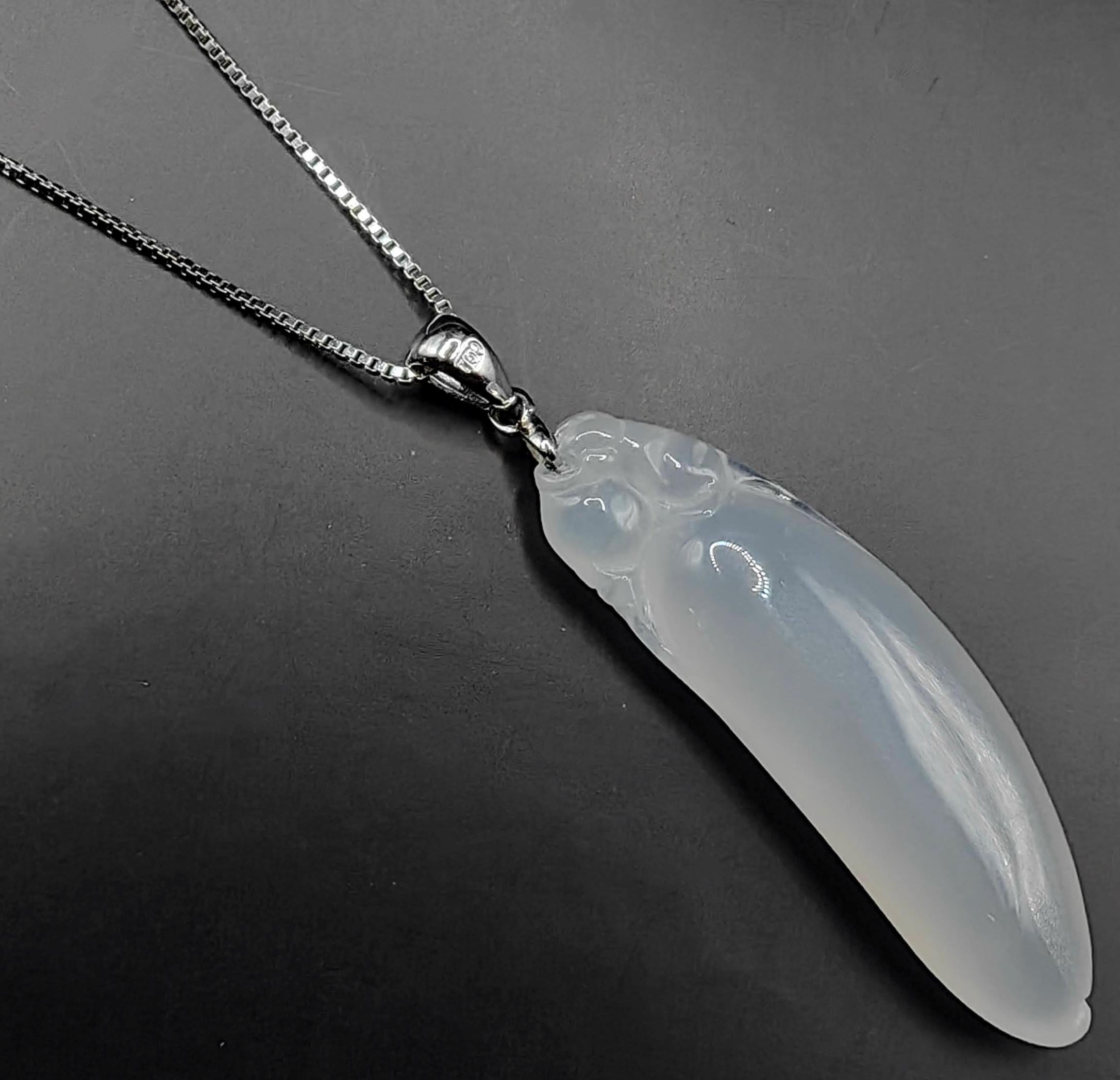 Zertifizierter geschnitzter weißer burmesischer Jadeit Jade Lucky Bean Anhänger aus 18 Karat Weißgold (Gemischter Schliff) im Angebot