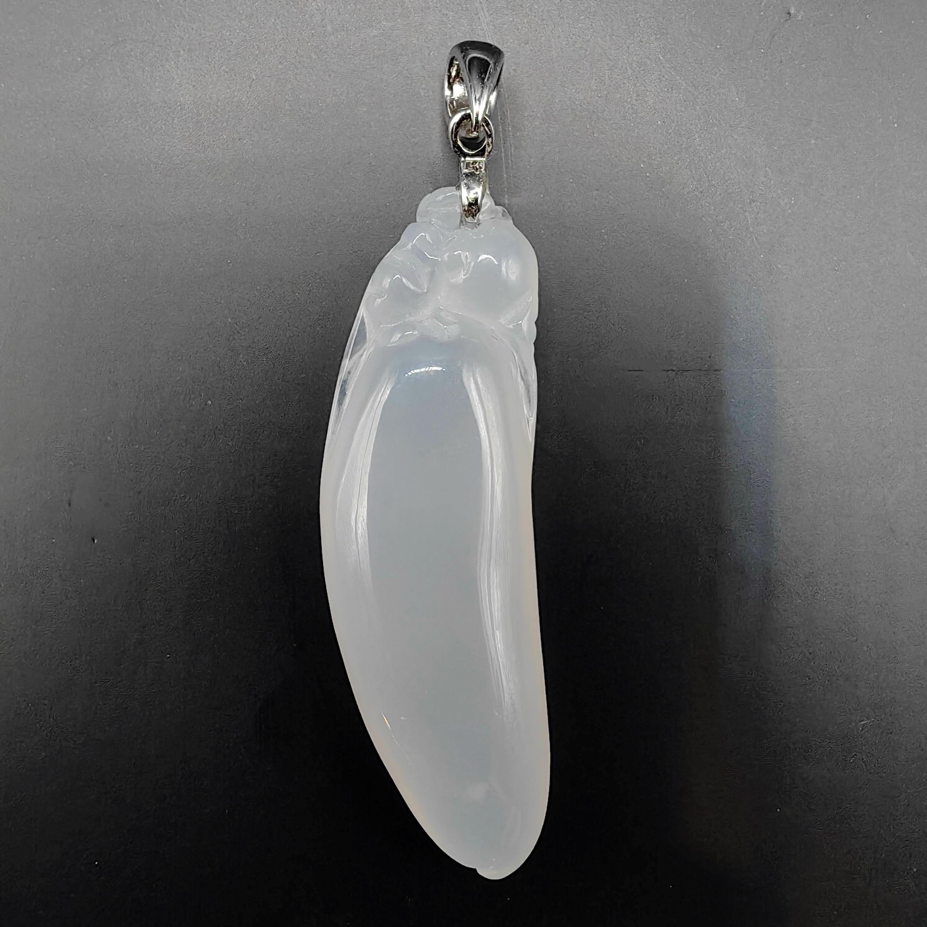 Zertifizierter geschnitzter weißer burmesischer Jadeit Jade Lucky Bean Anhänger aus 18 Karat Weißgold im Zustand „Neu“ im Angebot in Wan Chai District, HK