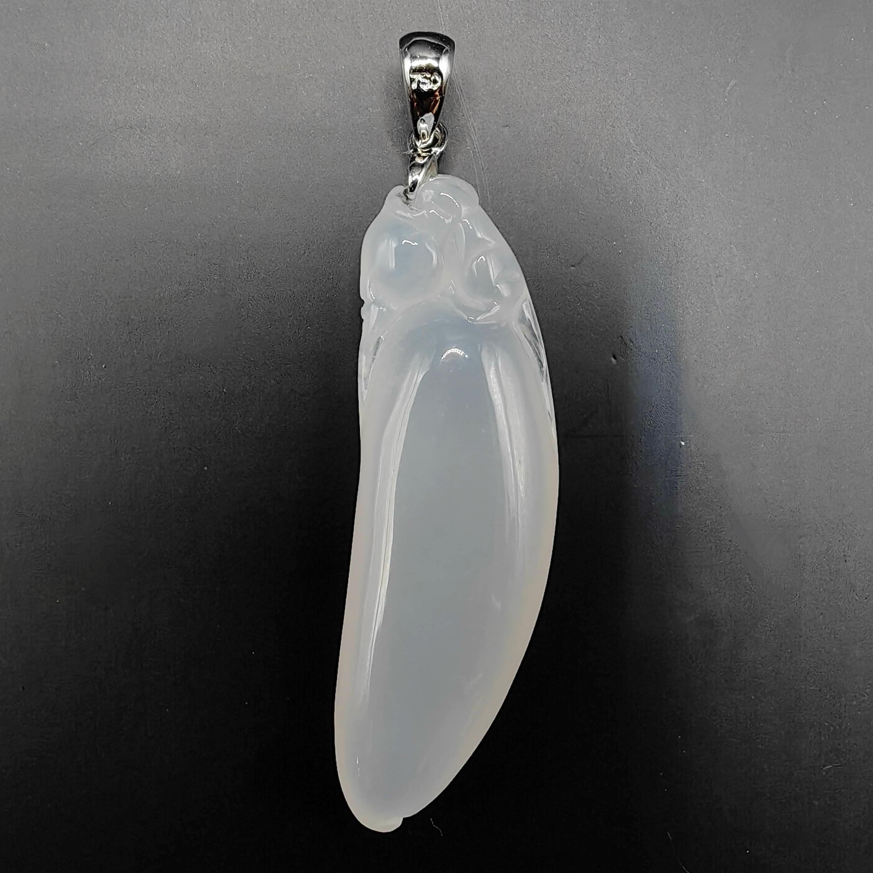 Zertifizierter geschnitzter weißer burmesischer Jadeit Jade Lucky Bean Anhänger aus 18 Karat Weißgold Damen im Angebot