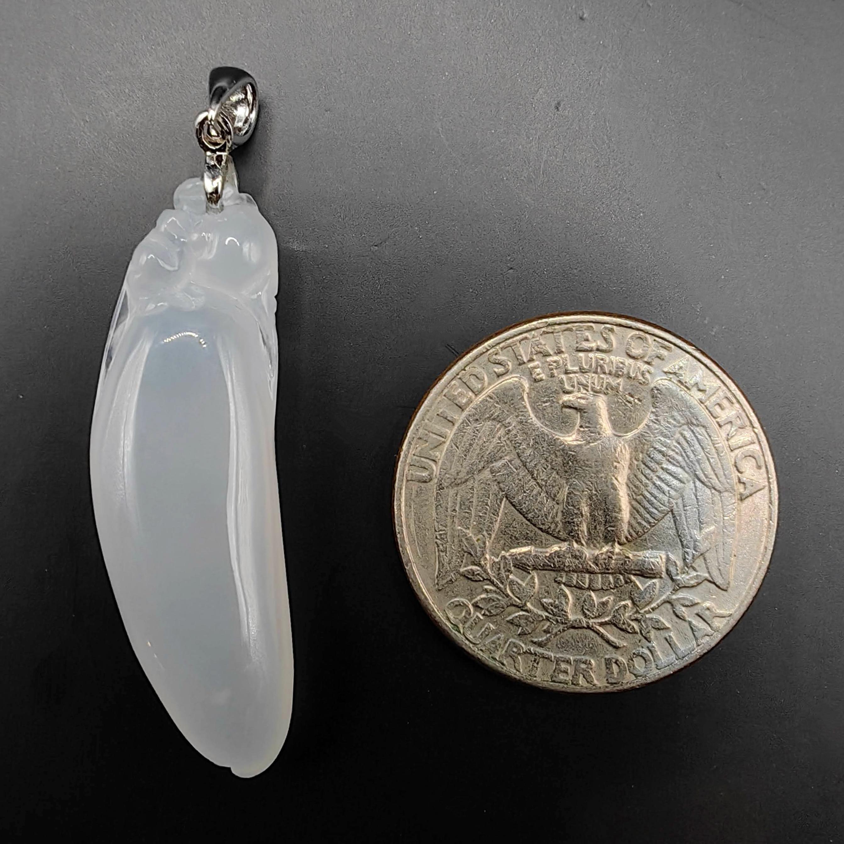 Zertifizierter geschnitzter weißer burmesischer Jadeit Jade Lucky Bean Anhänger aus 18 Karat Weißgold im Angebot 1