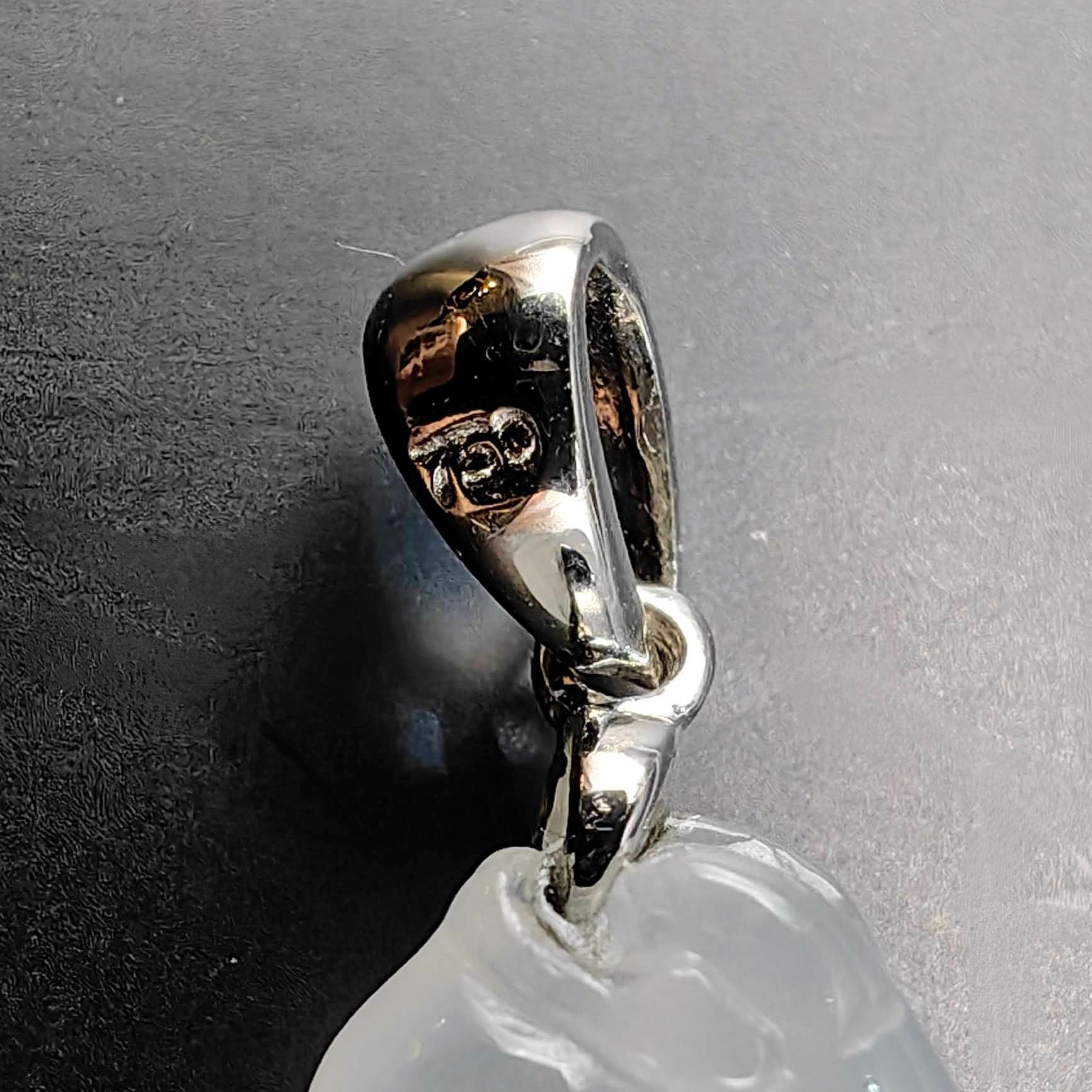 Zertifizierter geschnitzter weißer burmesischer Jadeit Jade Lucky Bean Anhänger aus 18 Karat Weißgold im Angebot 3