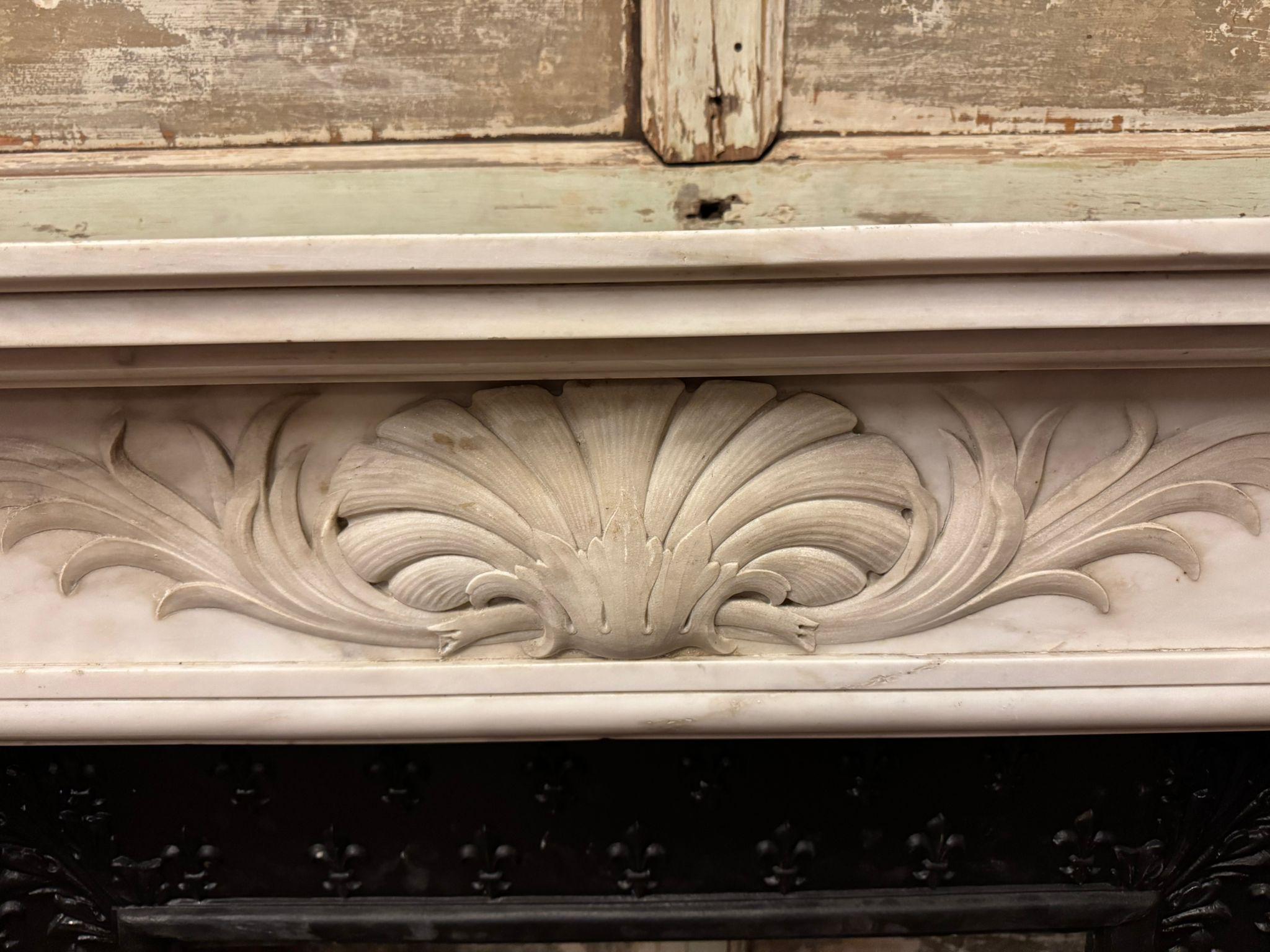 Carved white Carrara marble fireplace mantle, Italy In Good Condition For Sale In Cuneo, Italy (CN)