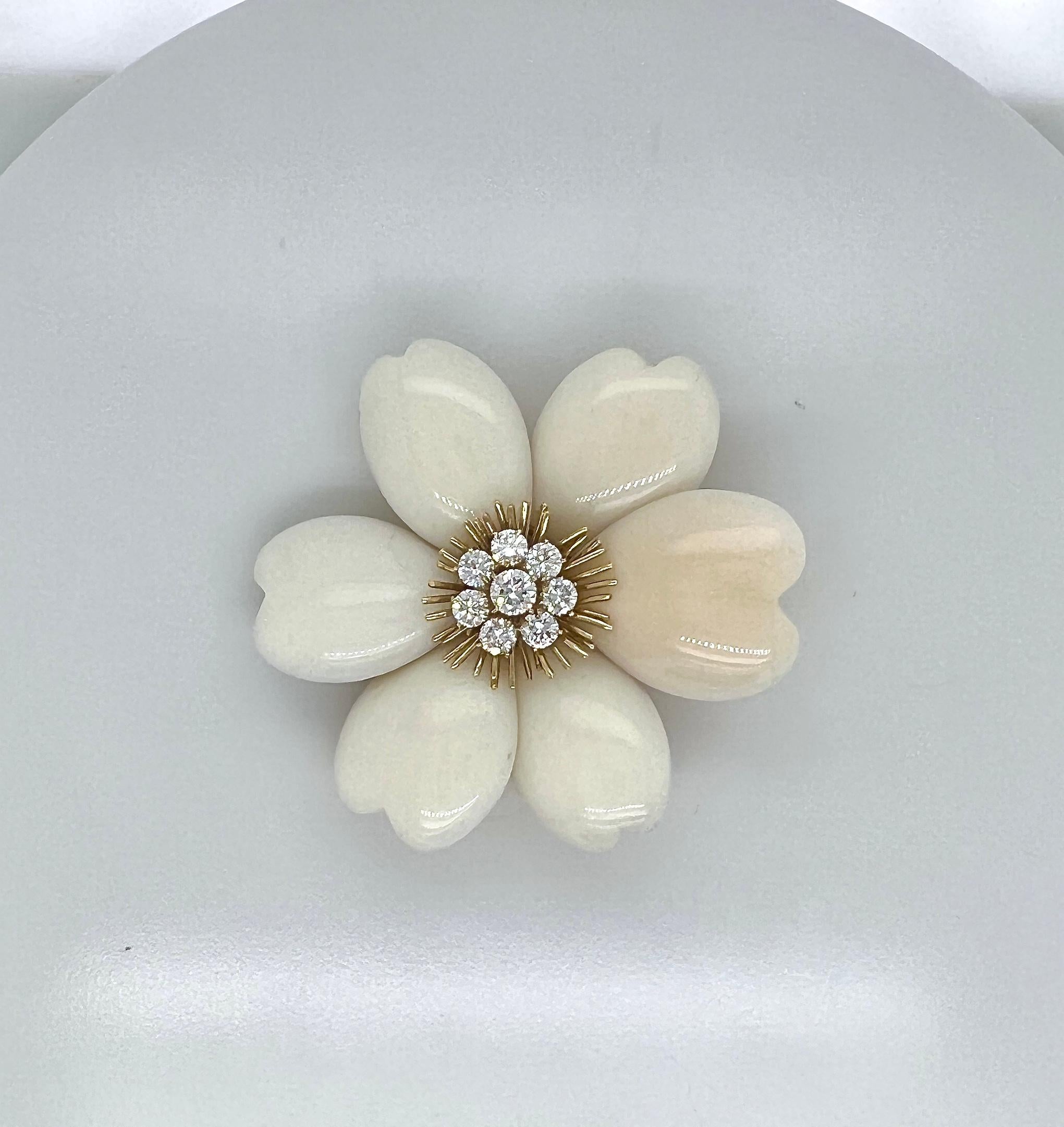 Elegante broche floral vintage de coral blanco tallado, oro y diamantes - Lujo inspirado en la naturaleza

Eleva tu colección de joyas con este exquisito broche floral vintage, inspirado en la delicada belleza de los pétalos en flor, esta pieza