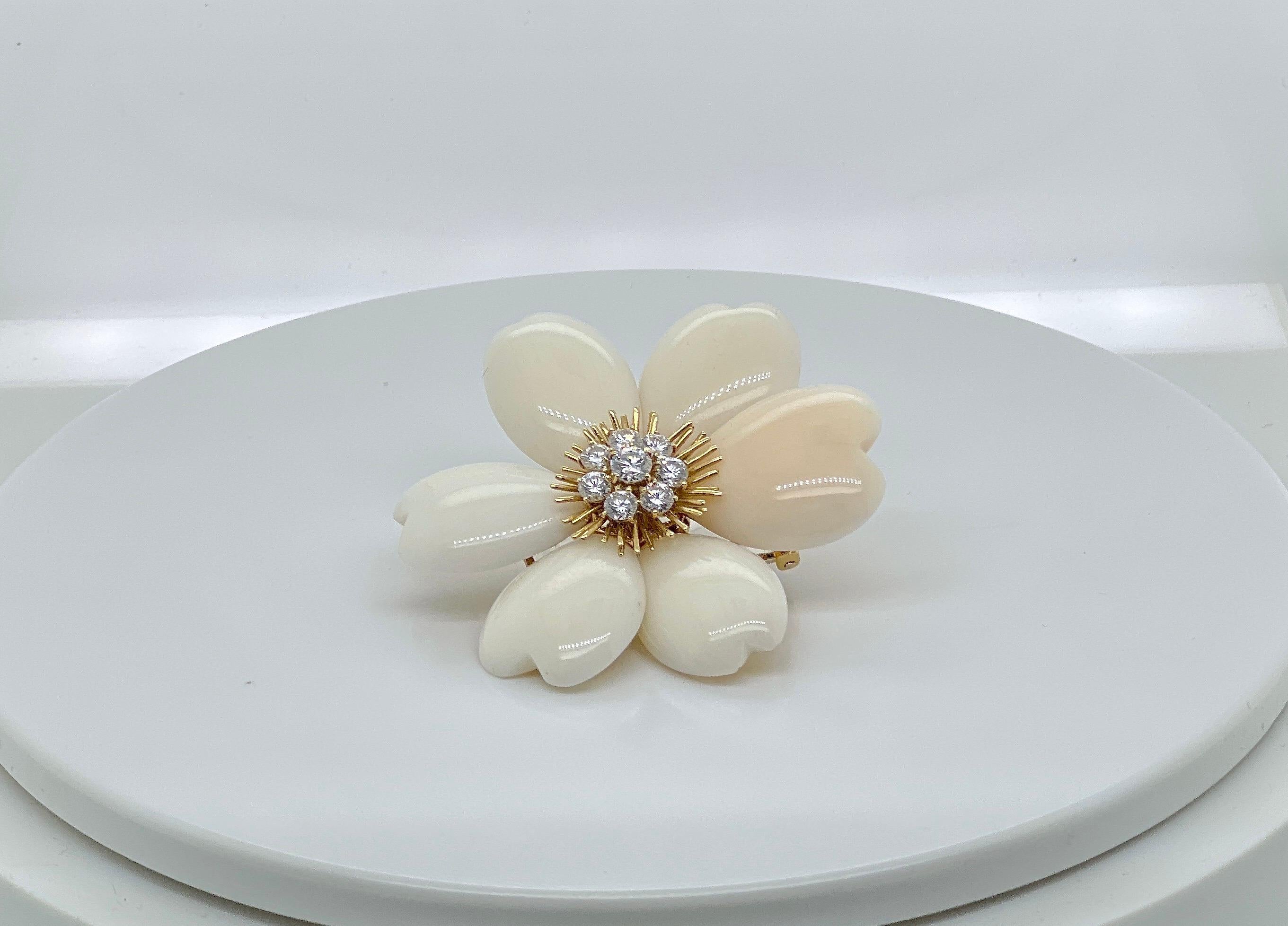 Broche-Clip de Coral Blanco Tallado, Oro y Diamantes Corte brillante en venta