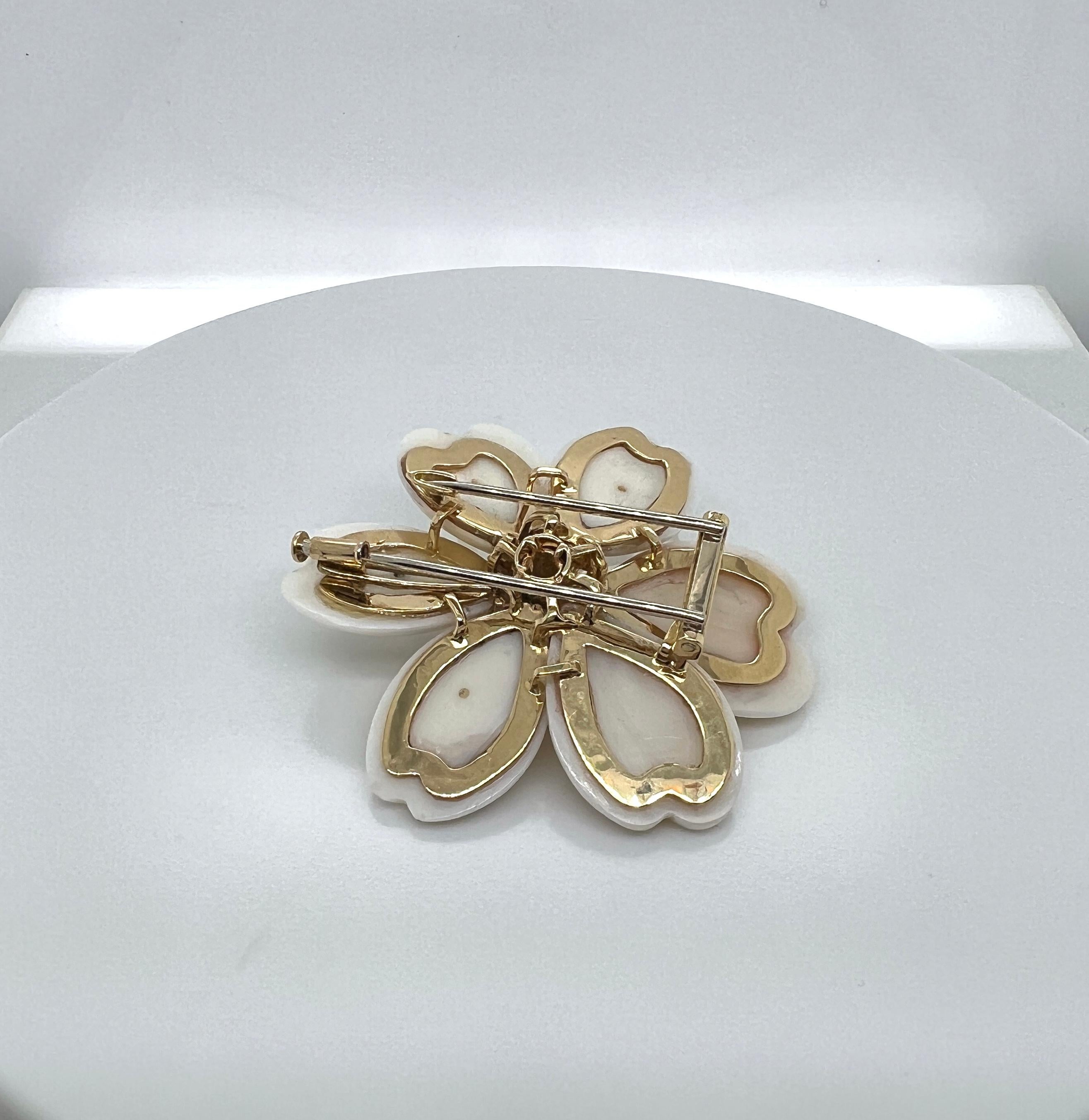 Broche-Clip de Coral Blanco Tallado, Oro y Diamantes en Excelente estado para la venta en New York, NY