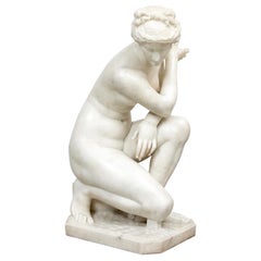 Geschnitzte Figur einer nackten Venus aus weißem Marmor