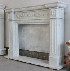 Cornice per camino in stile neoclassico in marmo bianco scolpito