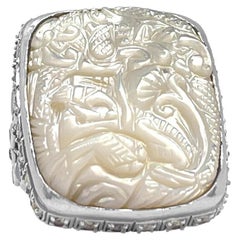 Ring aus Sterlingsilber mit geschnitzter weißer Perle, Regenbogen-Mondstein und natürlichem Quarz