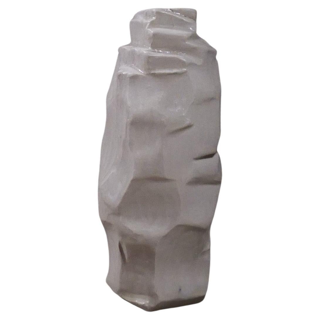 Vase blanc sculpté
