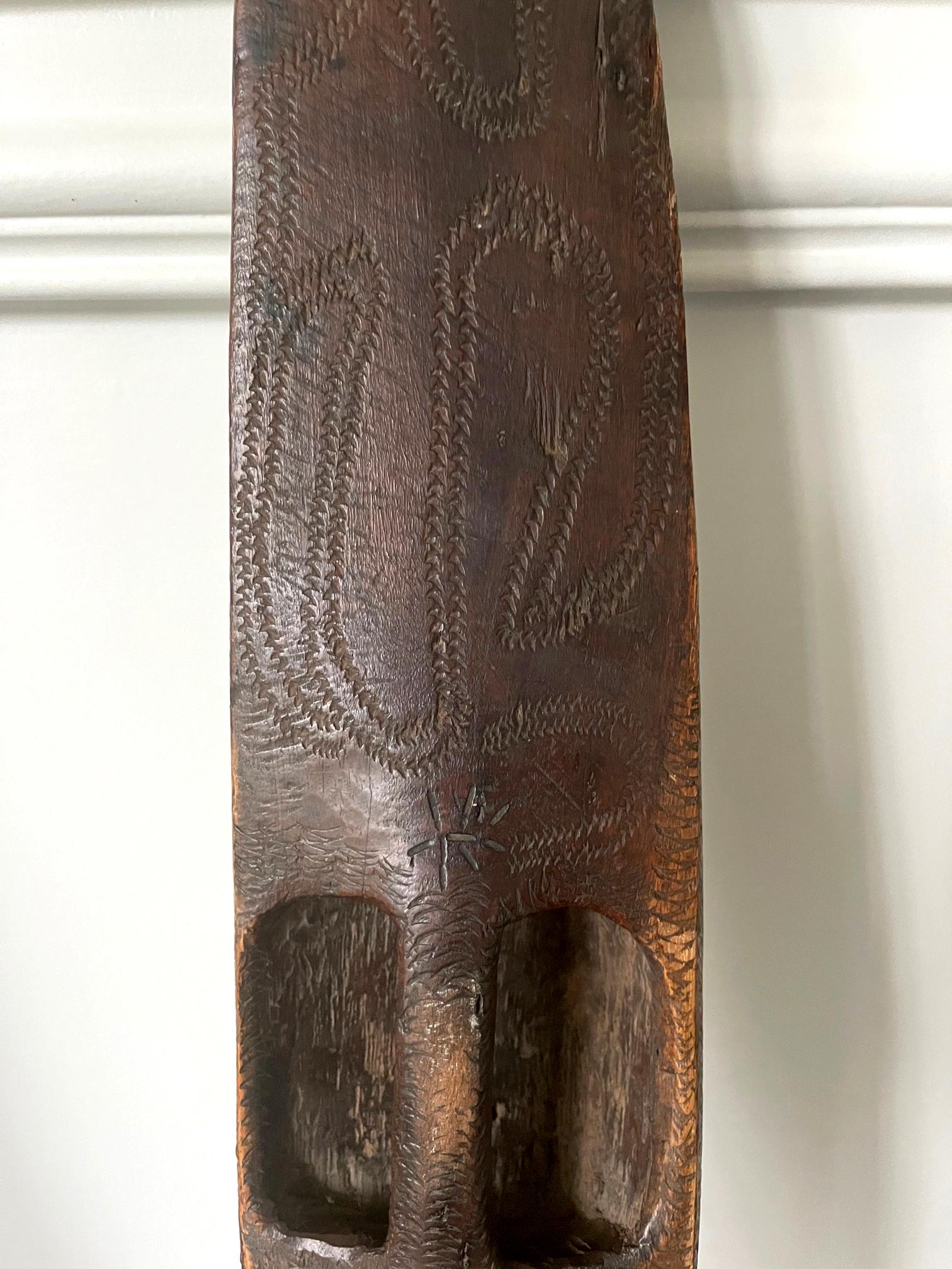 Escudo aborigen de madera tallada, Australia Occidental en venta 6